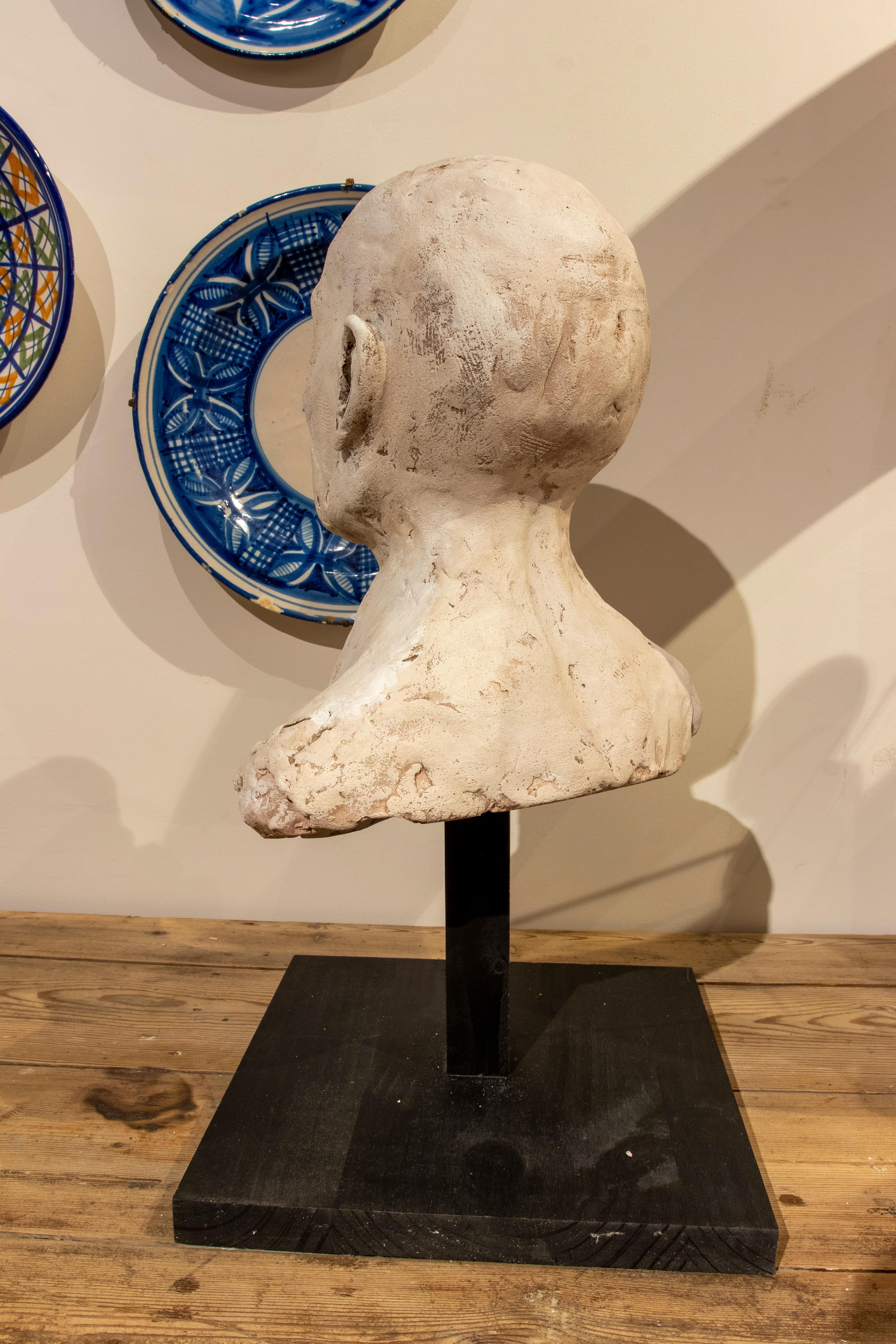Dipinto a mano Anni '90, Testa di personaggio giapponese in ceramica dipinta a mano e firmata in vendita