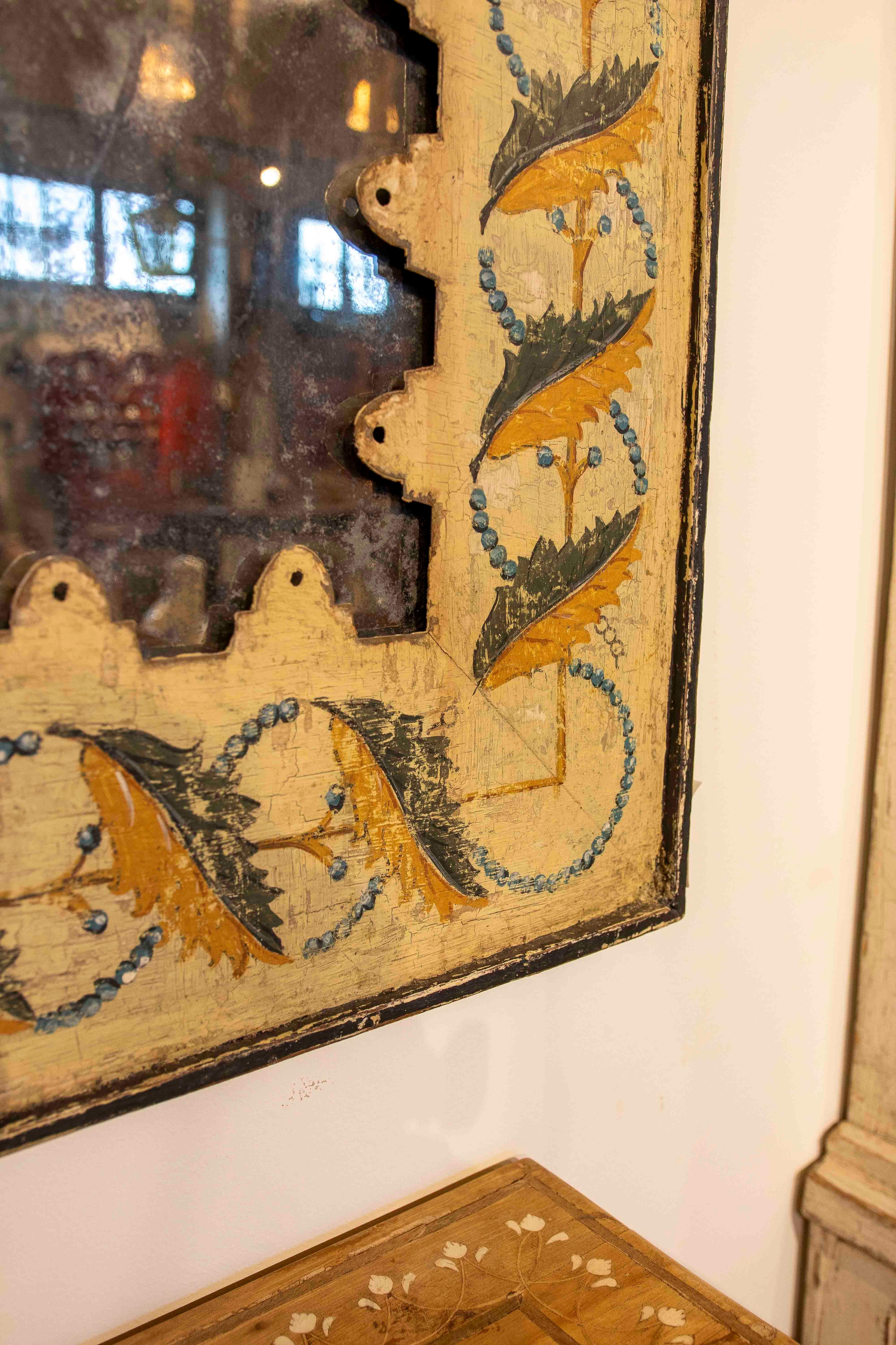 Spagnolo Specchio in stile antico dipinto a mano degli anni '90 con cornice e patina invecchiata in vendita