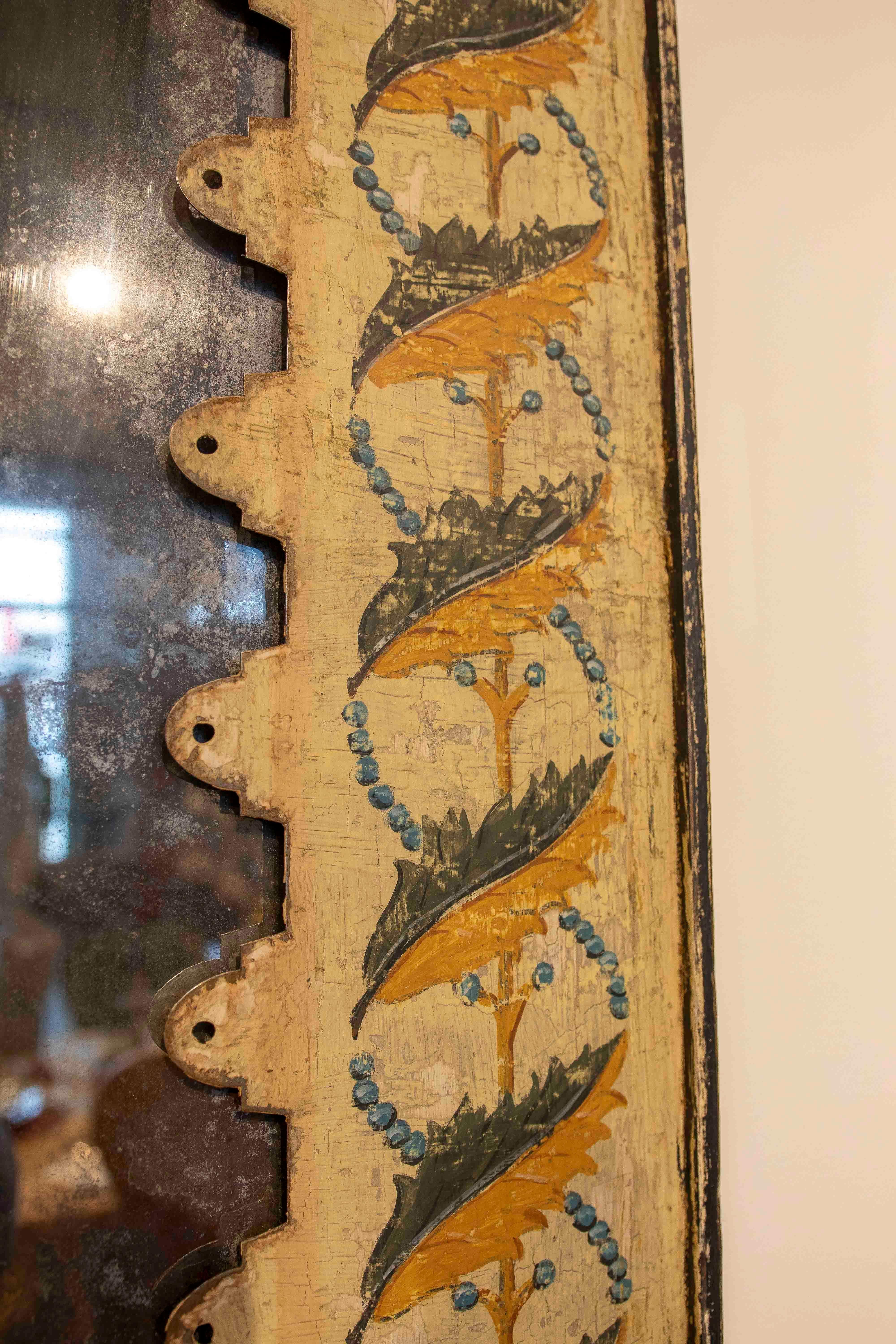 Dipinto a mano Specchio in stile antico dipinto a mano degli anni '90 con cornice e patina invecchiata in vendita