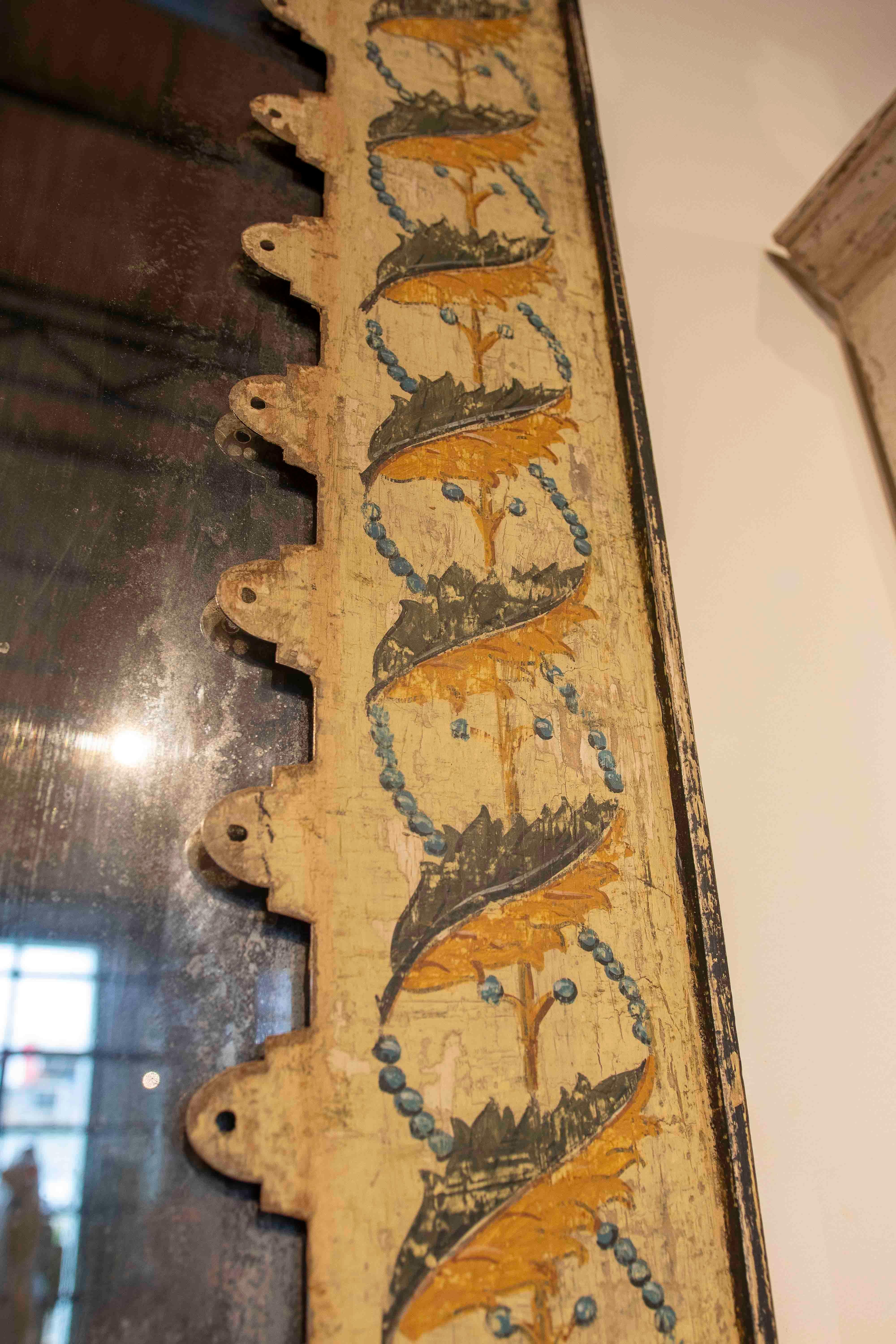 Specchio in stile antico dipinto a mano degli anni '90 con cornice e patina invecchiata In condizioni buone in vendita a Marbella, ES