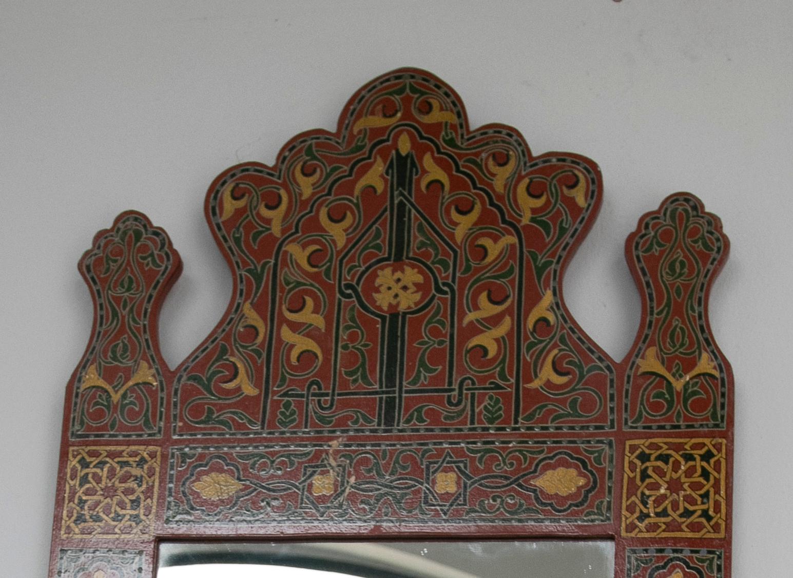 1990er Jahre handbemalter Holzspiegel im marokkanischen Stil mit arabischen Dekorationen (Marokkanisch) im Angebot