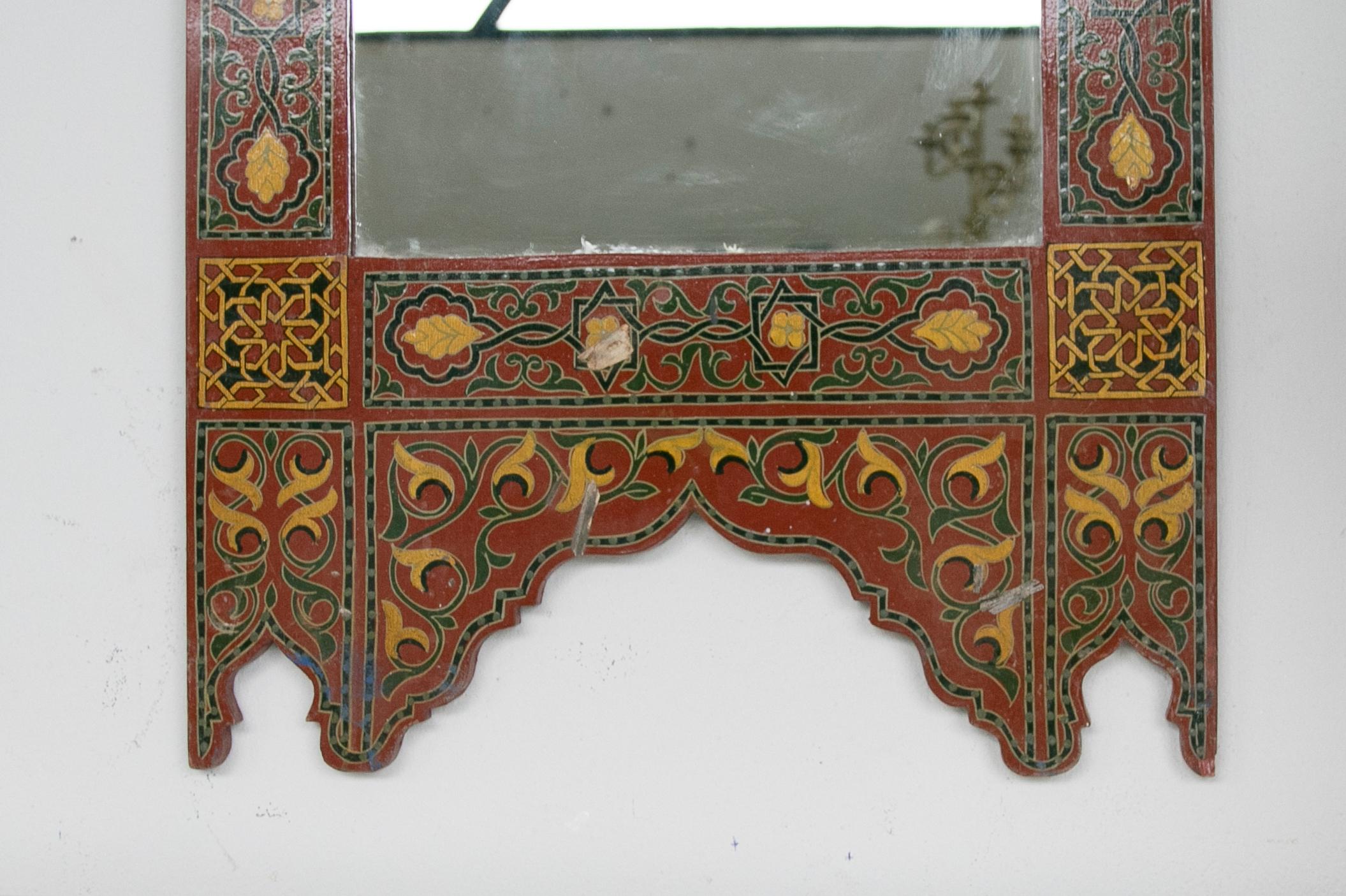 1990er Jahre handbemalter Holzspiegel im marokkanischen Stil mit arabischen Dekorationen im Zustand „Gut“ im Angebot in Marbella, ES