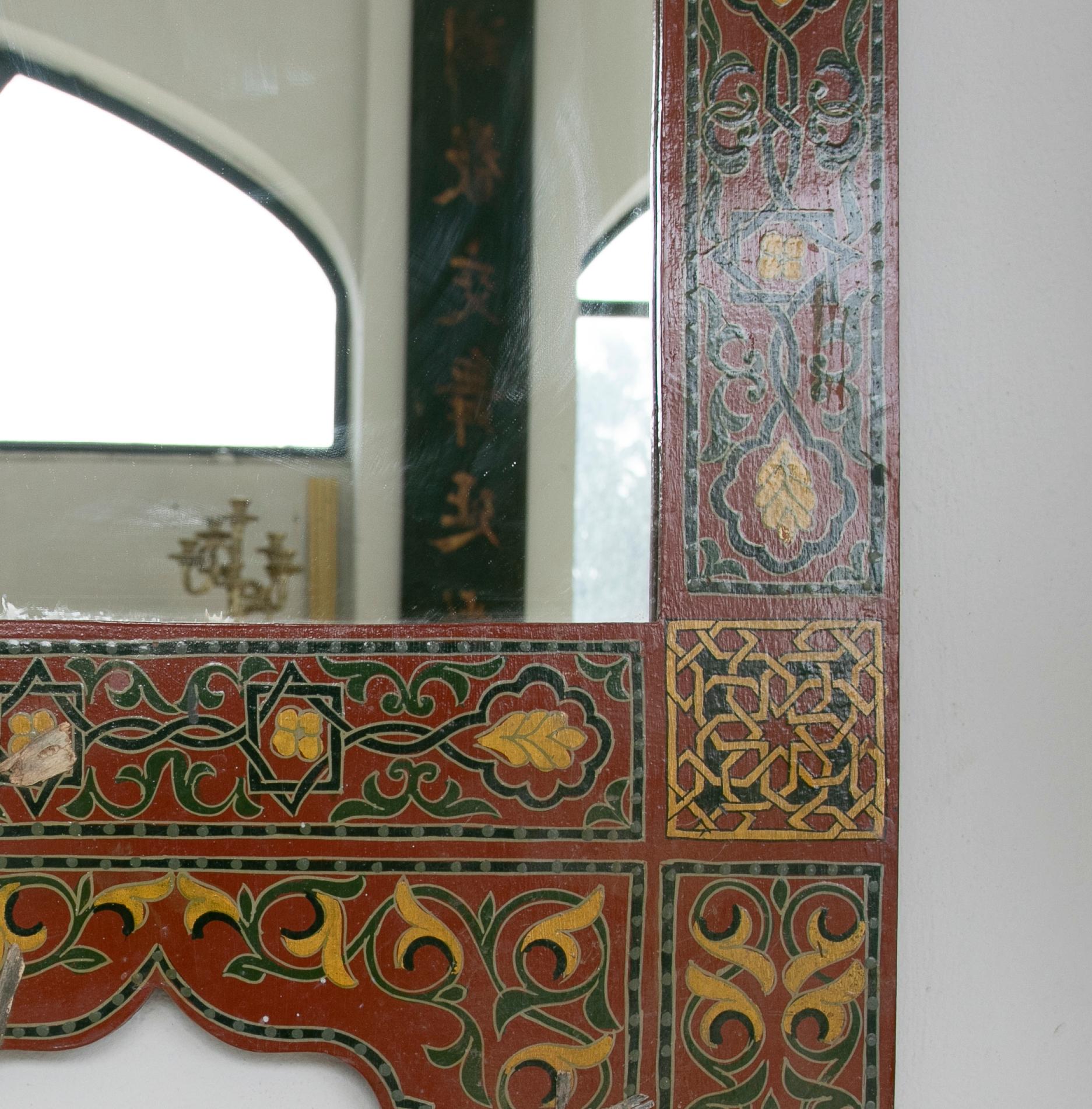 1990er Jahre handbemalter Holzspiegel im marokkanischen Stil mit arabischen Dekorationen (20. Jahrhundert) im Angebot