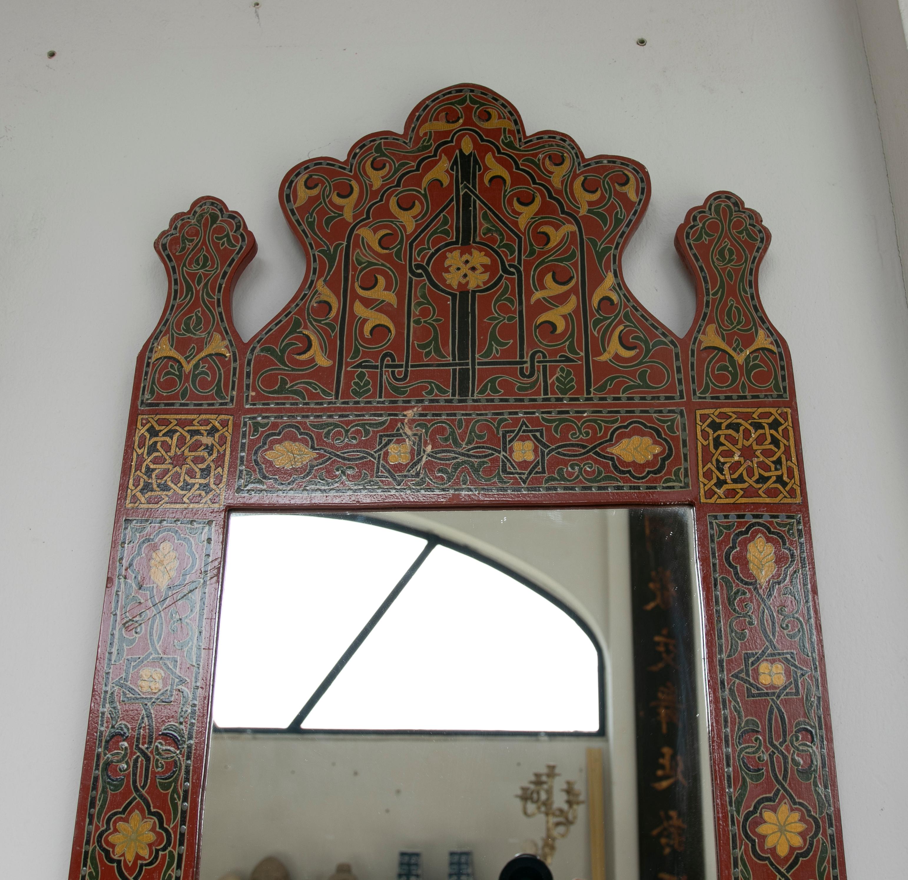 1990er Jahre handbemalter Holzspiegel im marokkanischen Stil mit arabischen Dekorationen (Spiegel) im Angebot