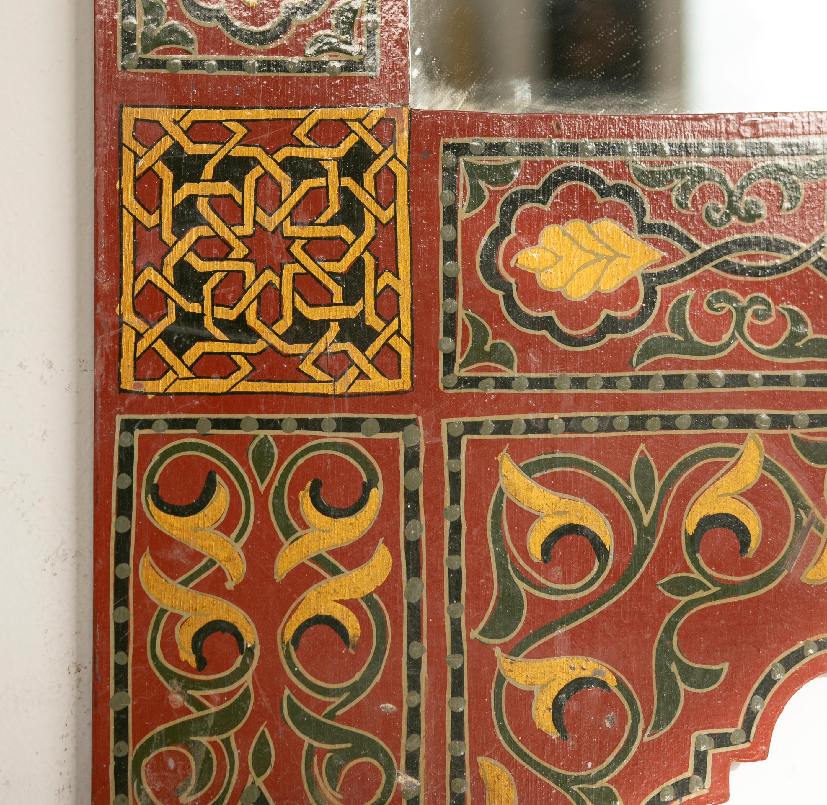 1990er Jahre handbemalter Holzspiegel im marokkanischen Stil mit arabischen Dekorationen im Angebot 1
