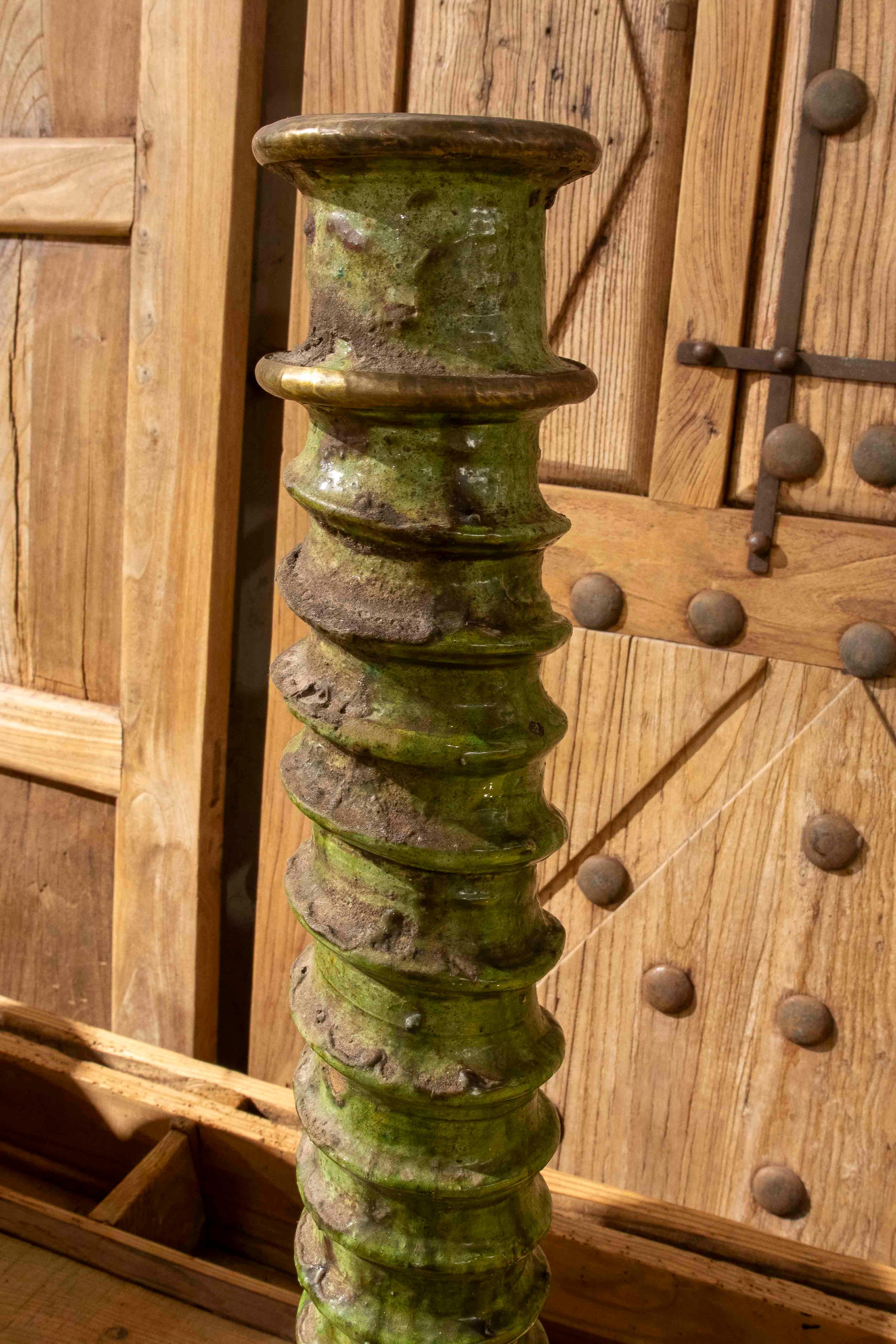 1990er Jahre Handgefertigter marokkanischer grüner Kerzenständer mit rustikaler Emaille (Marokkanisch) im Angebot