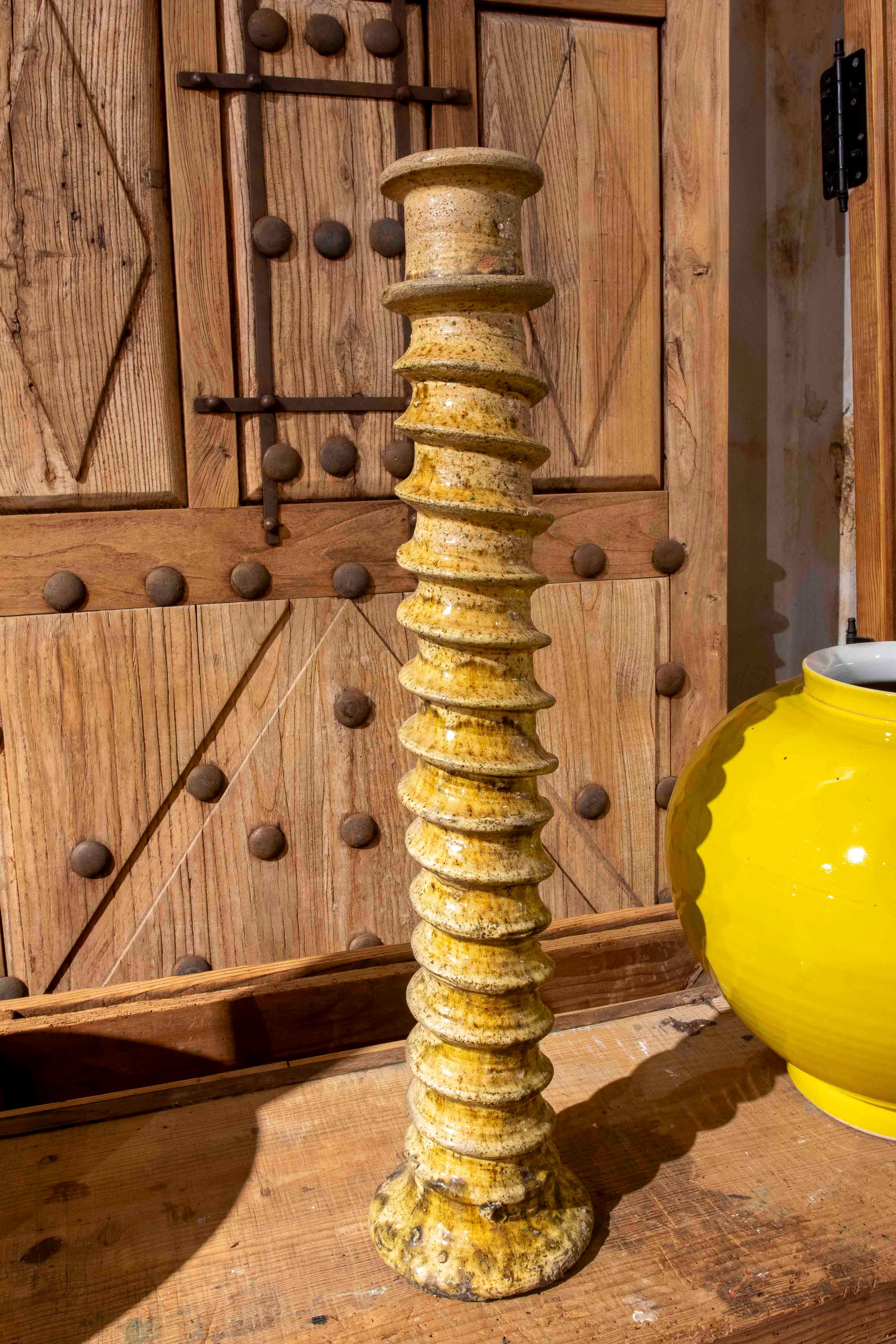 Marocchino Candeliere marocchino verde con smalto rustico del 1990 realizzato a mano in vendita