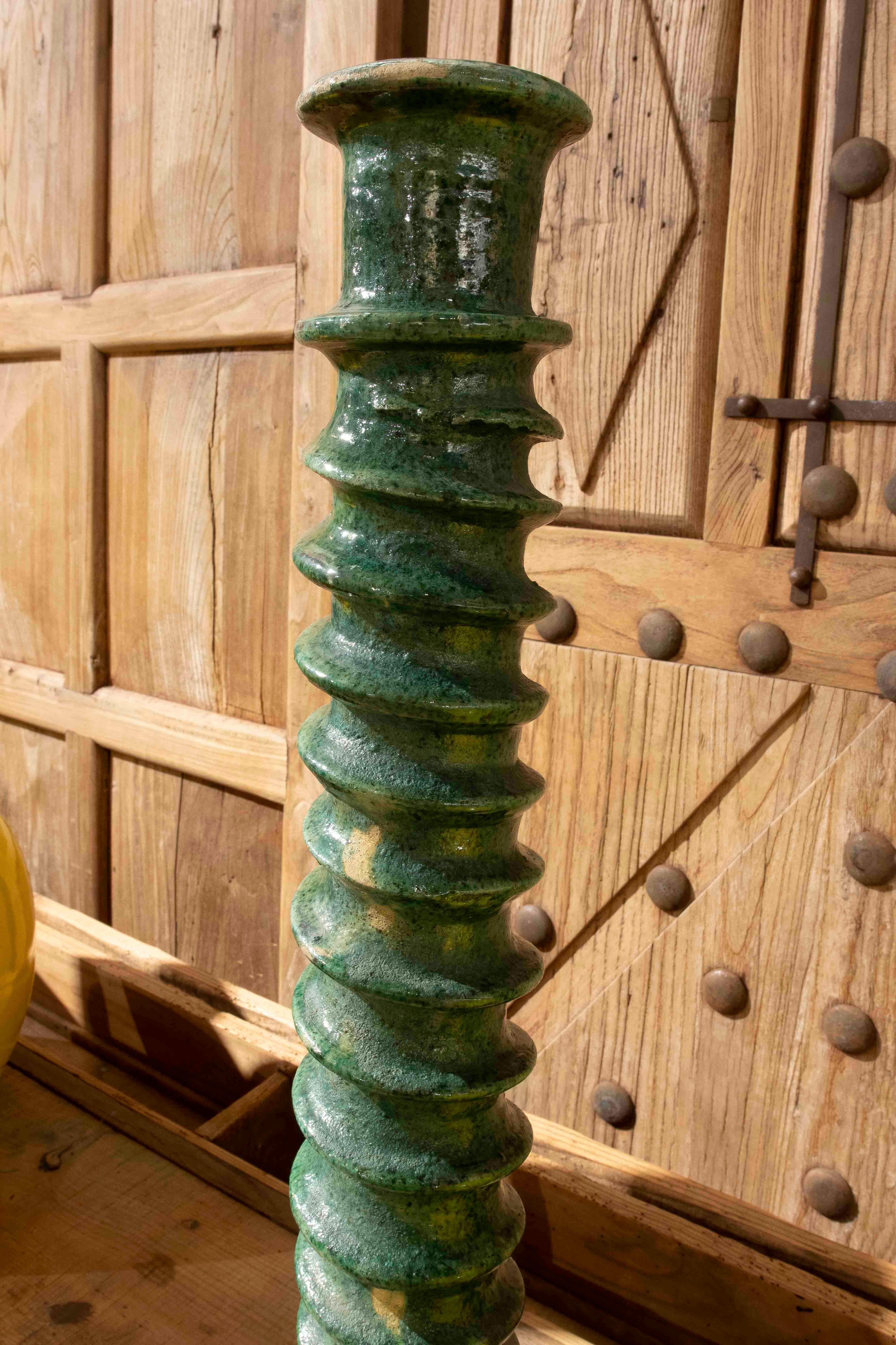 Marocchino Candeliere marocchino verde con smalto rustico del 1990 realizzato a mano in vendita