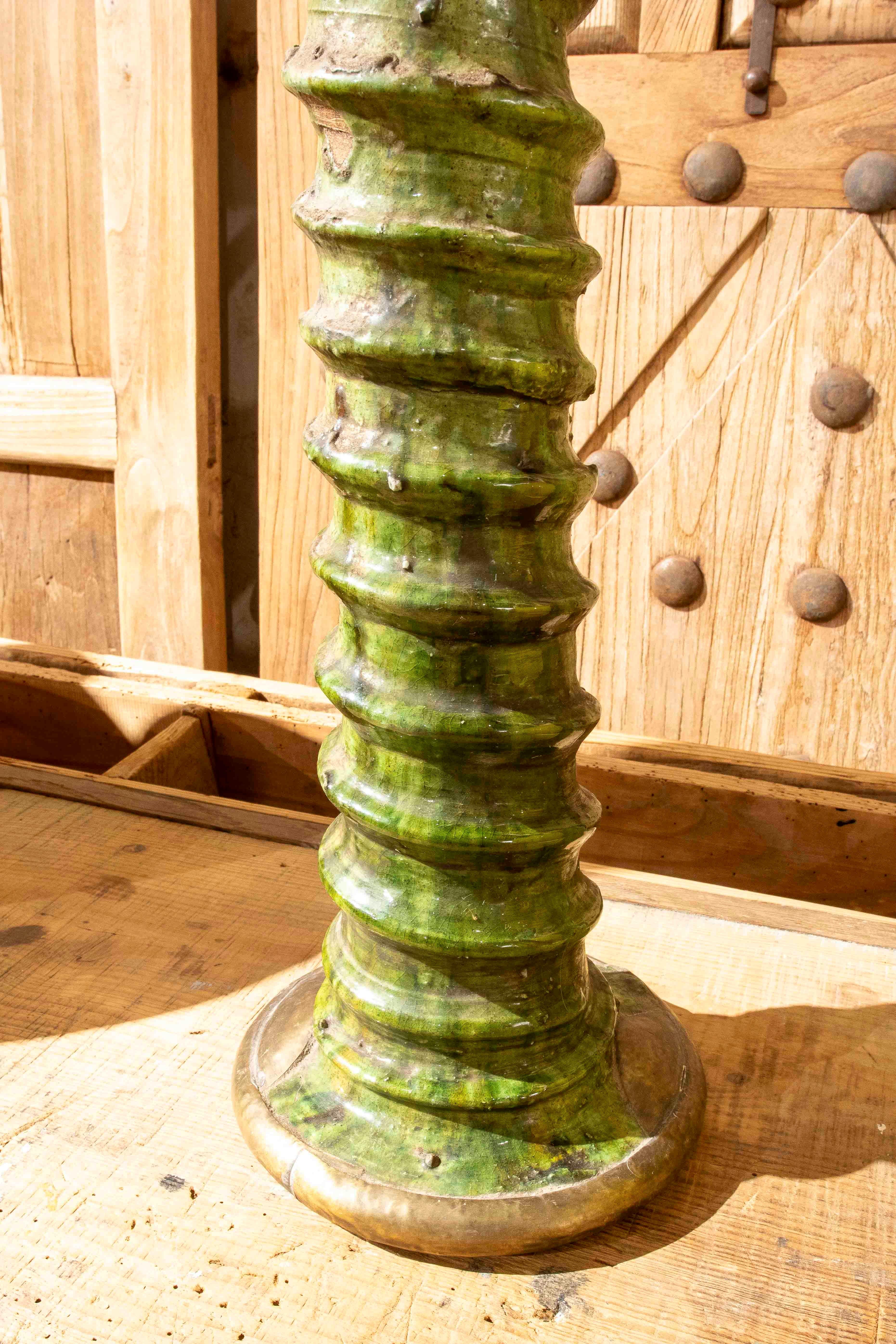 1990er Jahre Handgefertigter marokkanischer grüner Kerzenständer mit rustikaler Emaille (Glasiert) im Angebot