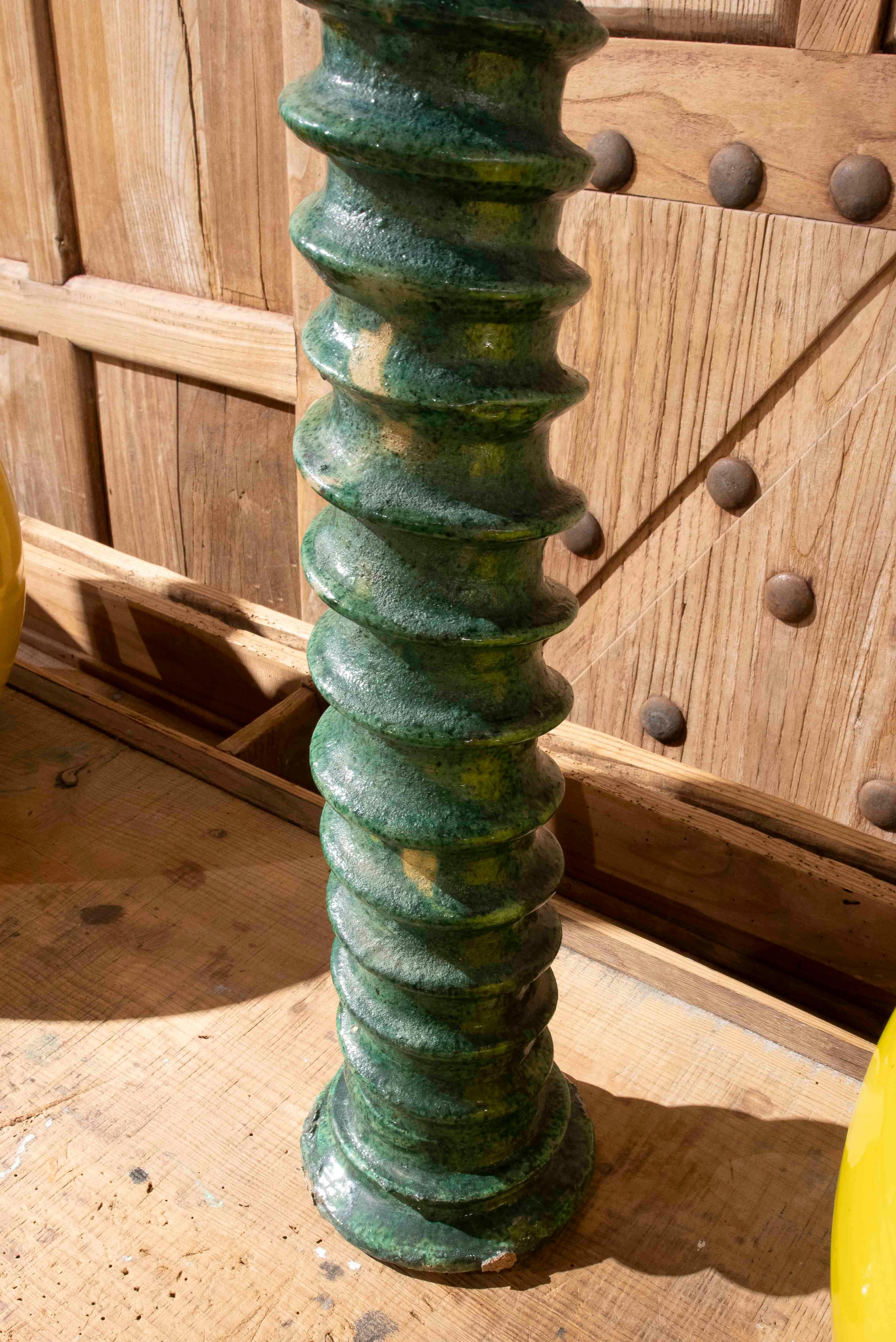 Smaltato Candeliere marocchino verde con smalto rustico del 1990 realizzato a mano in vendita