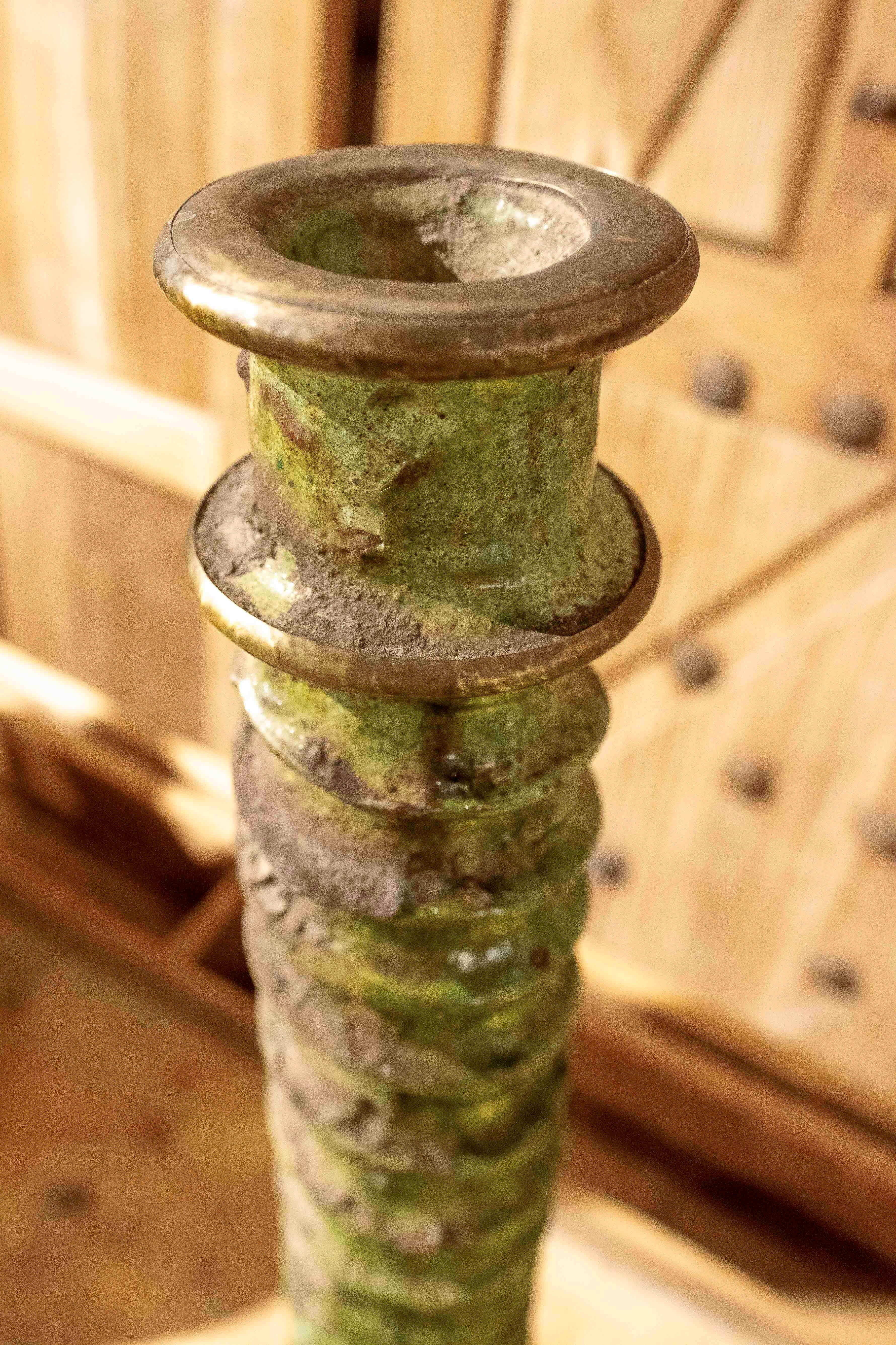 1990er Jahre Handgefertigter marokkanischer grüner Kerzenständer mit rustikaler Emaille im Zustand „Gut“ im Angebot in Marbella, ES
