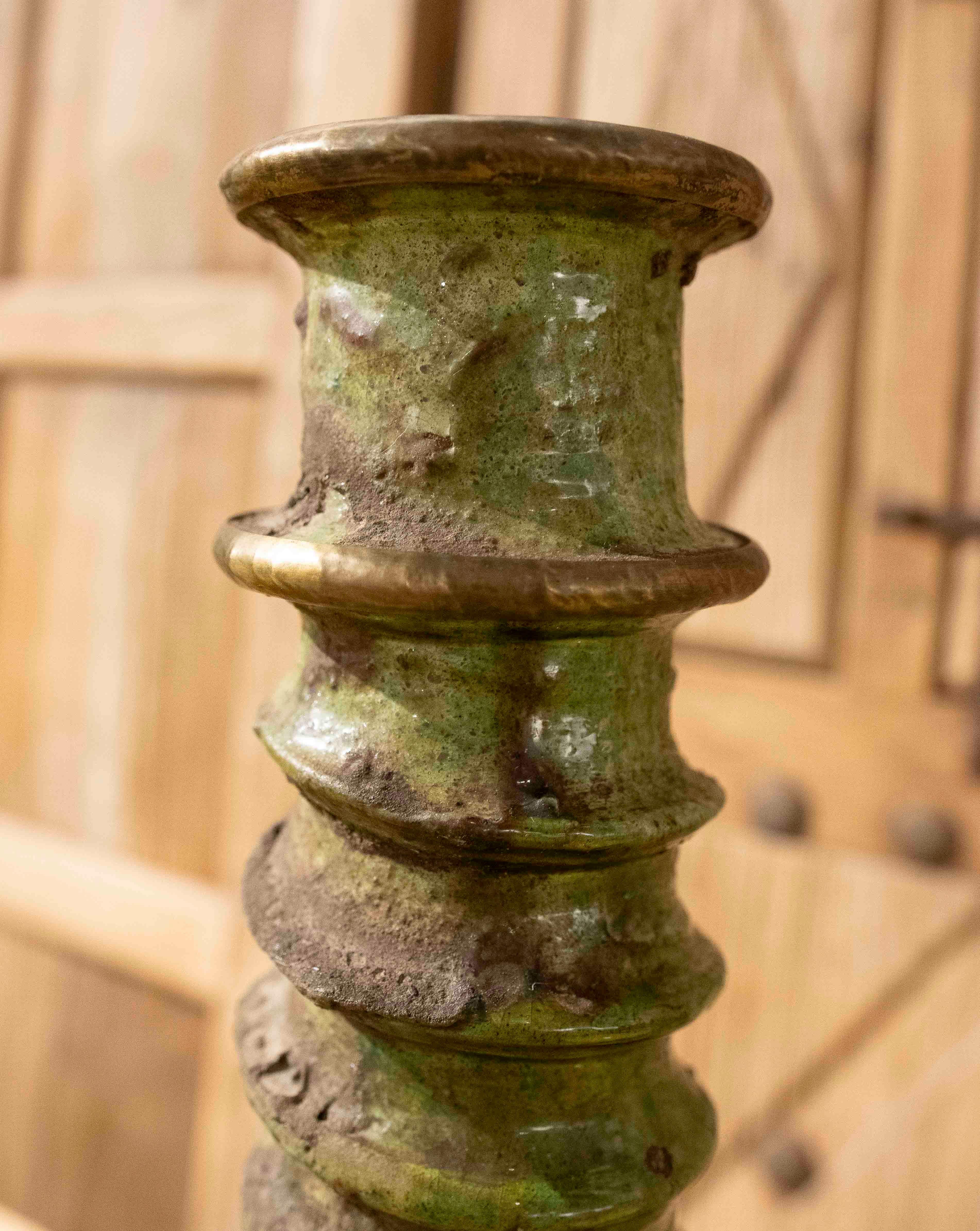 1990er Jahre Handgefertigter marokkanischer grüner Kerzenständer mit rustikaler Emaille (20. Jahrhundert) im Angebot