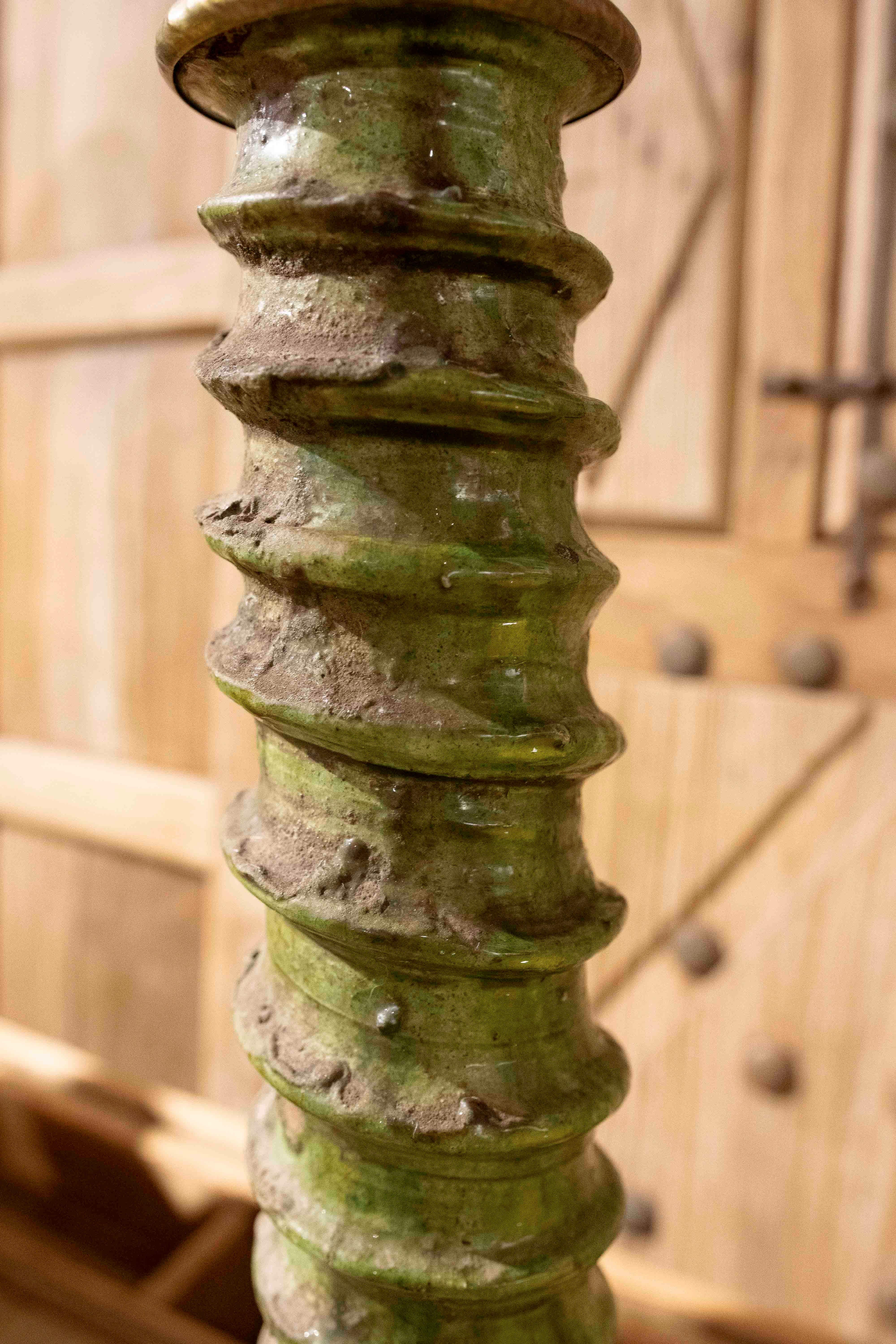 1990er Jahre Handgefertigter marokkanischer grüner Kerzenständer mit rustikaler Emaille (Keramik) im Angebot