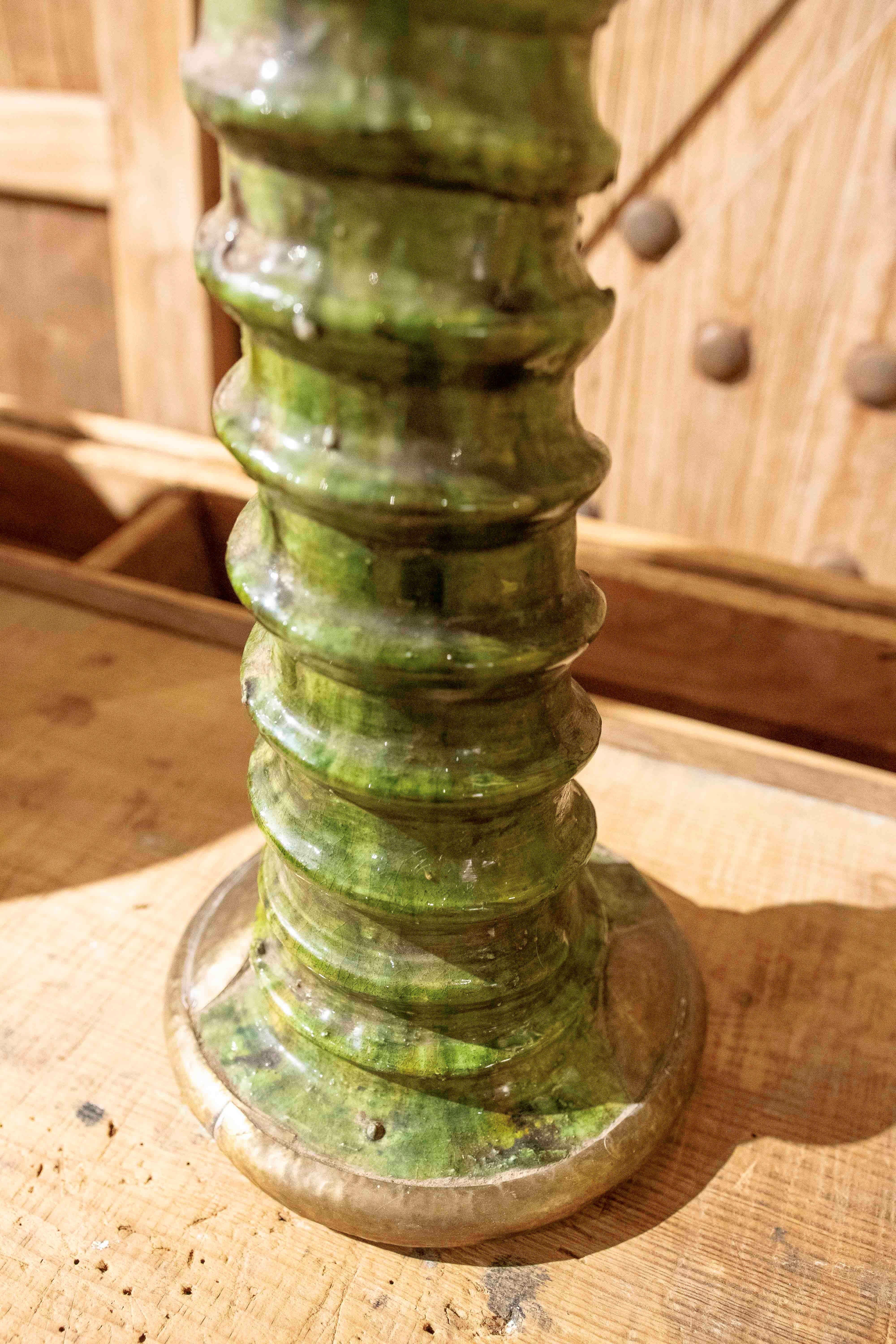 1990er Jahre Handgefertigter marokkanischer grüner Kerzenständer mit rustikaler Emaille im Angebot 1