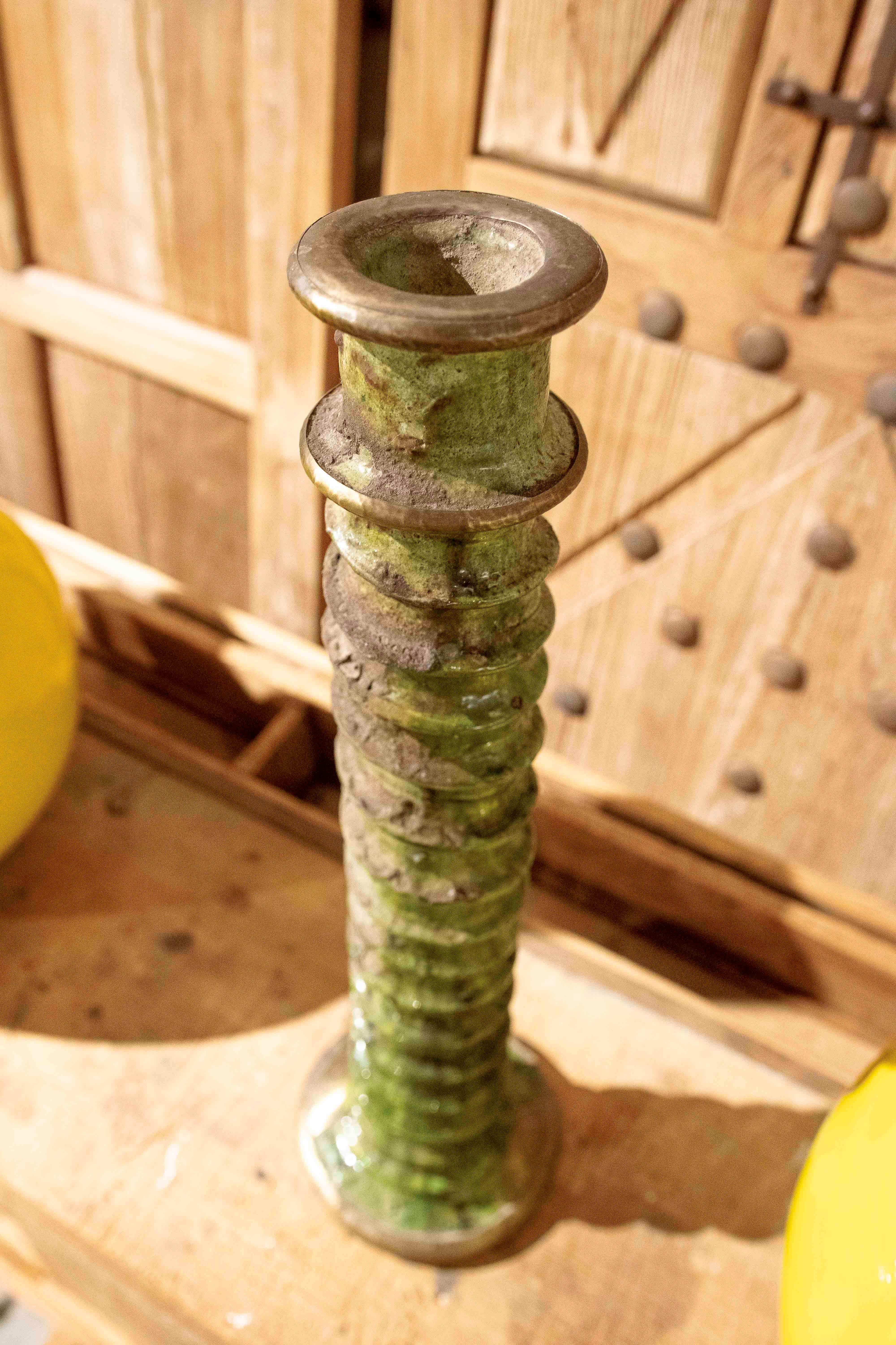 1990er Jahre Handgefertigter marokkanischer grüner Kerzenständer mit rustikaler Emaille im Angebot 2