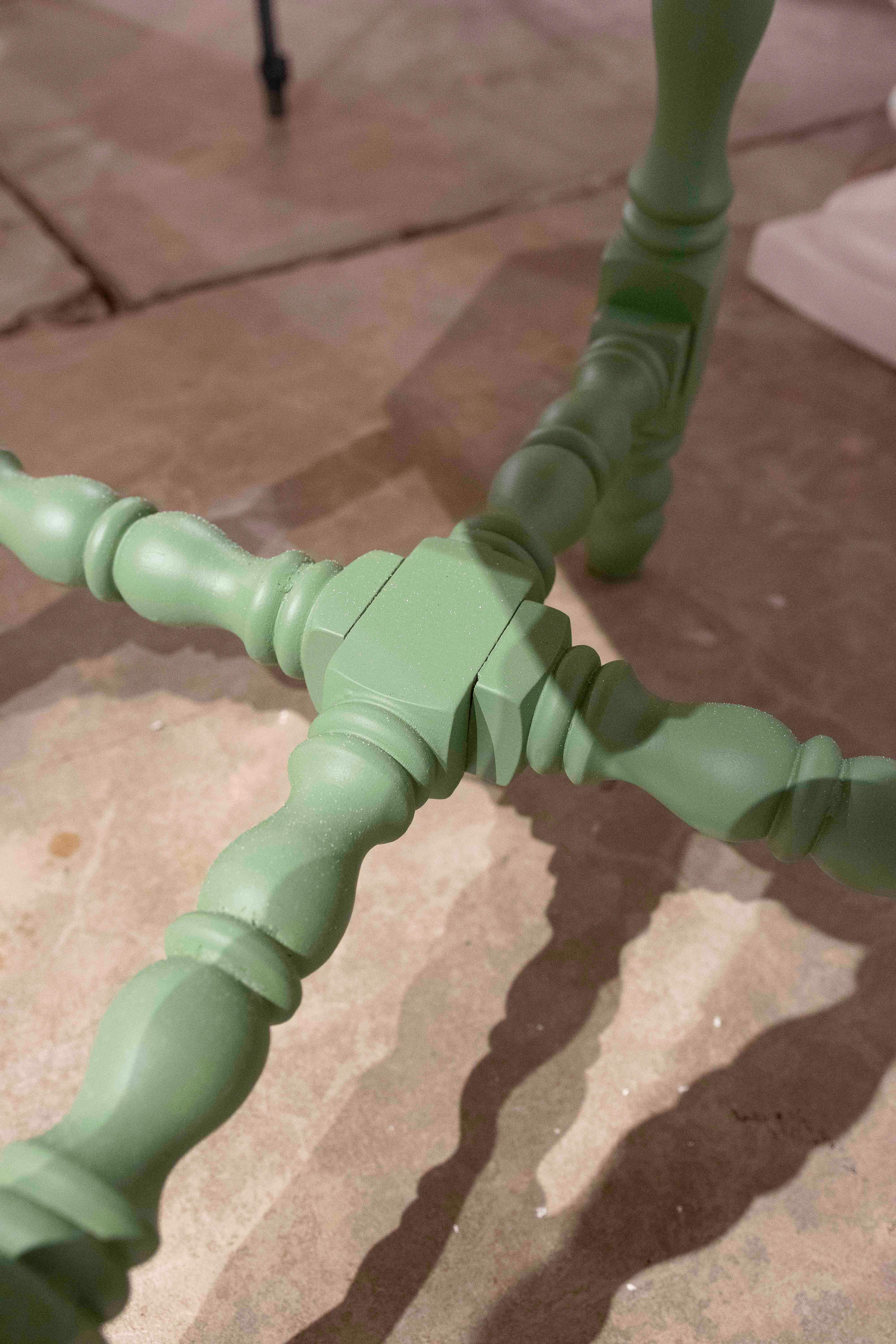 Mesa octogonal artesanal de los años 90 con base verde y tablero pintado a mano en venta 3