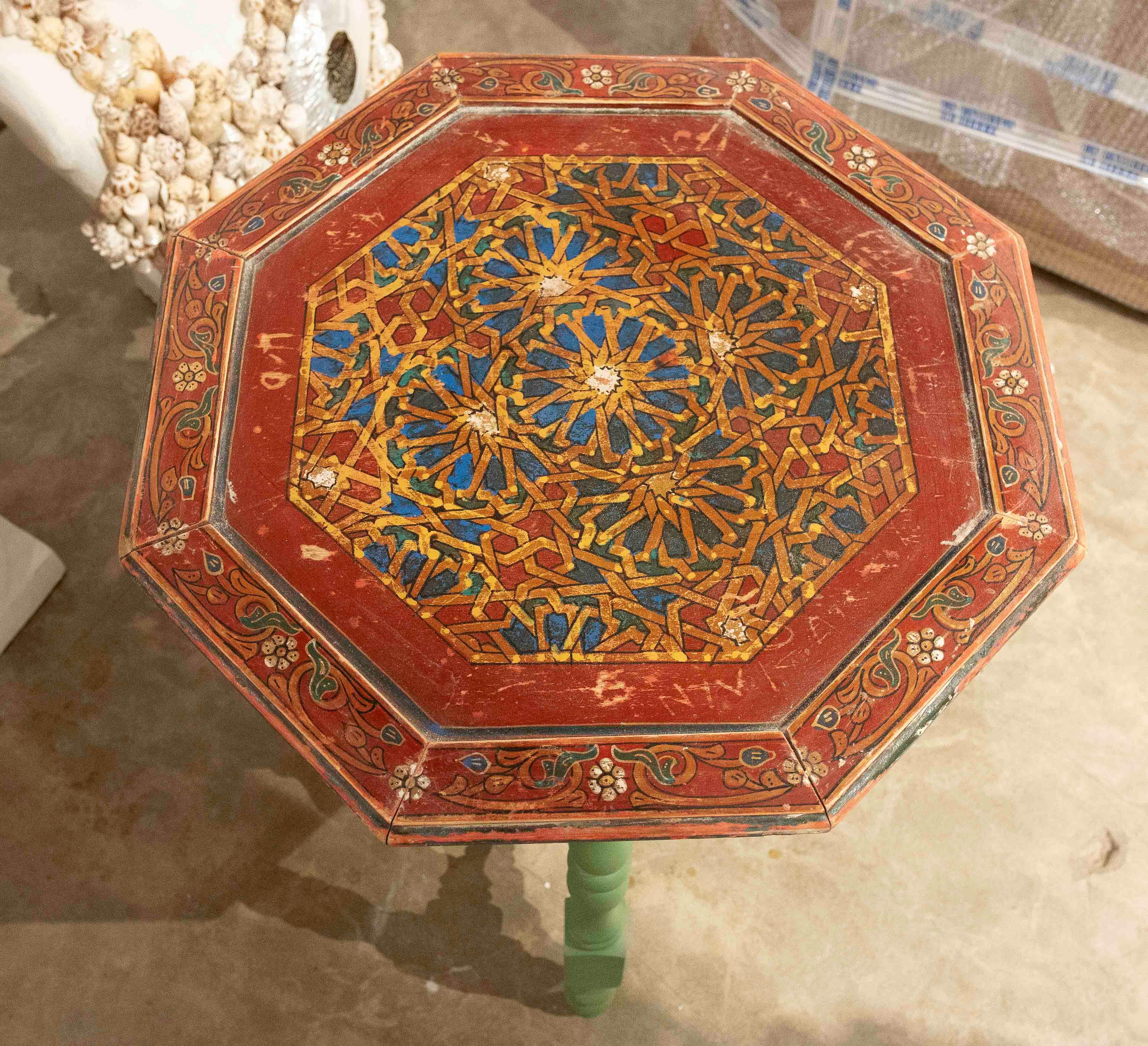 Mesa octogonal artesanal de los años 90 con base verde y tablero pintado a mano en venta 4