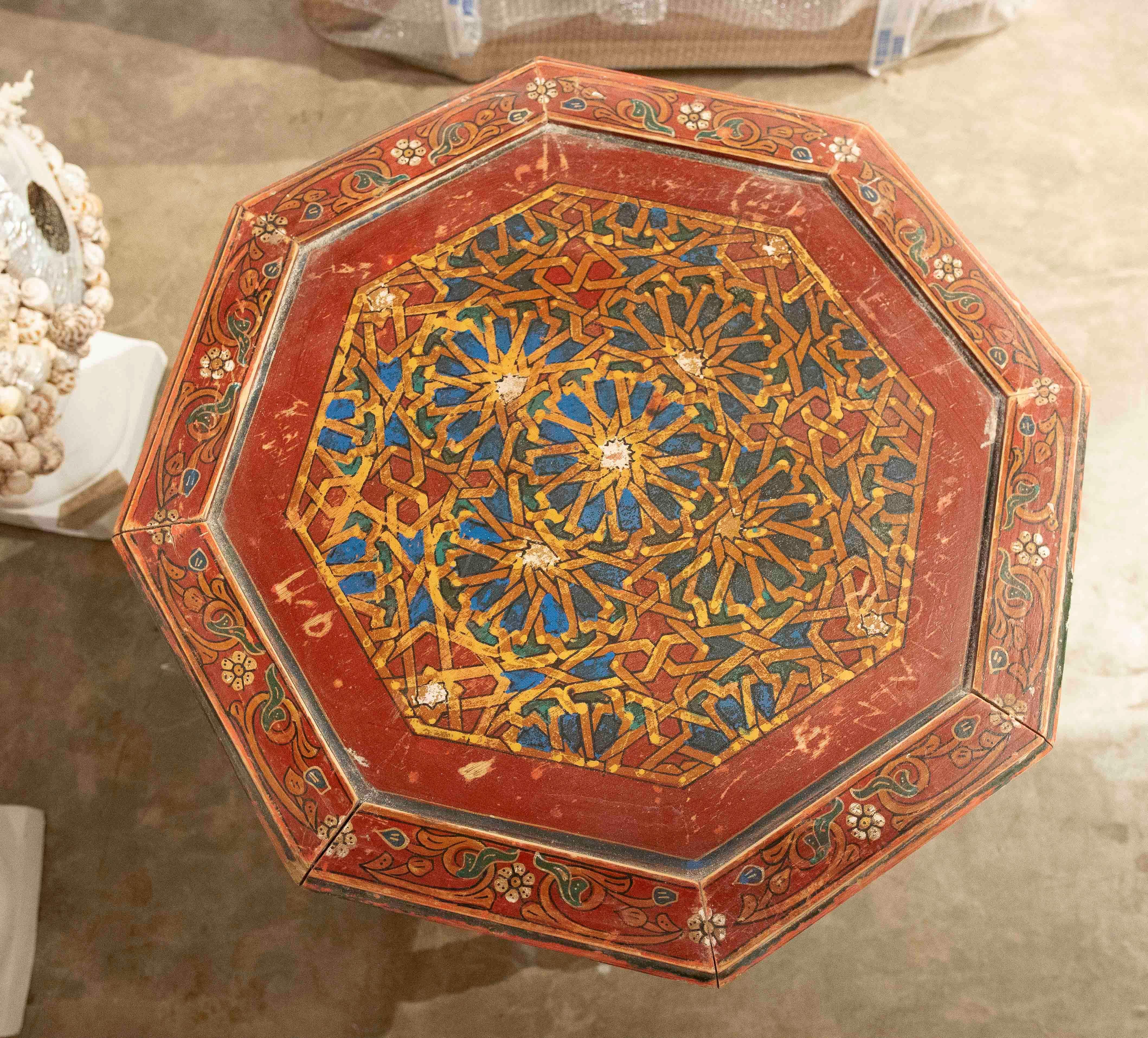 Mesa octogonal artesanal de los años 90 con base verde y tablero pintado a mano en venta 5