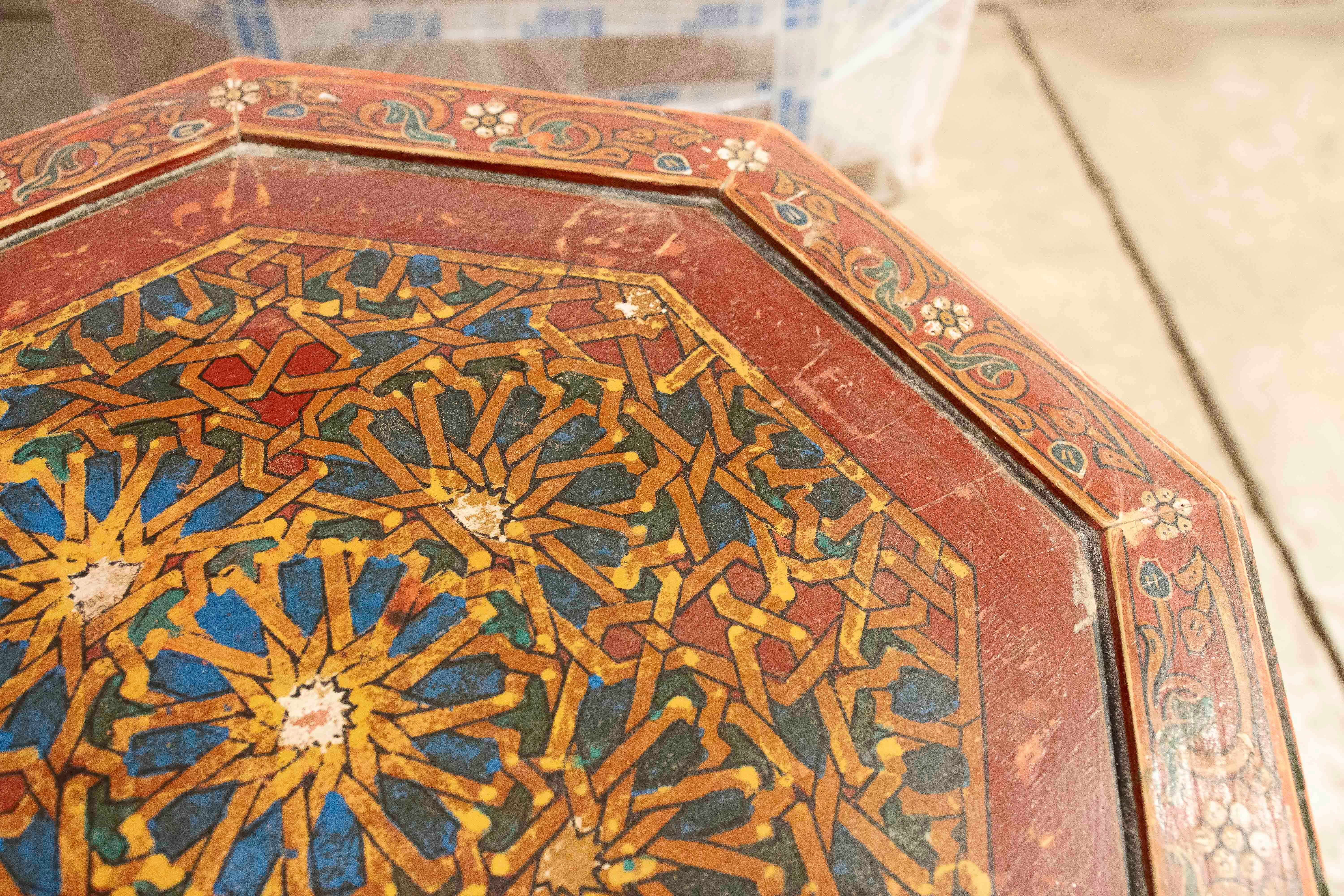 Mesa octogonal artesanal de los años 90 con base verde y tablero pintado a mano en venta 6