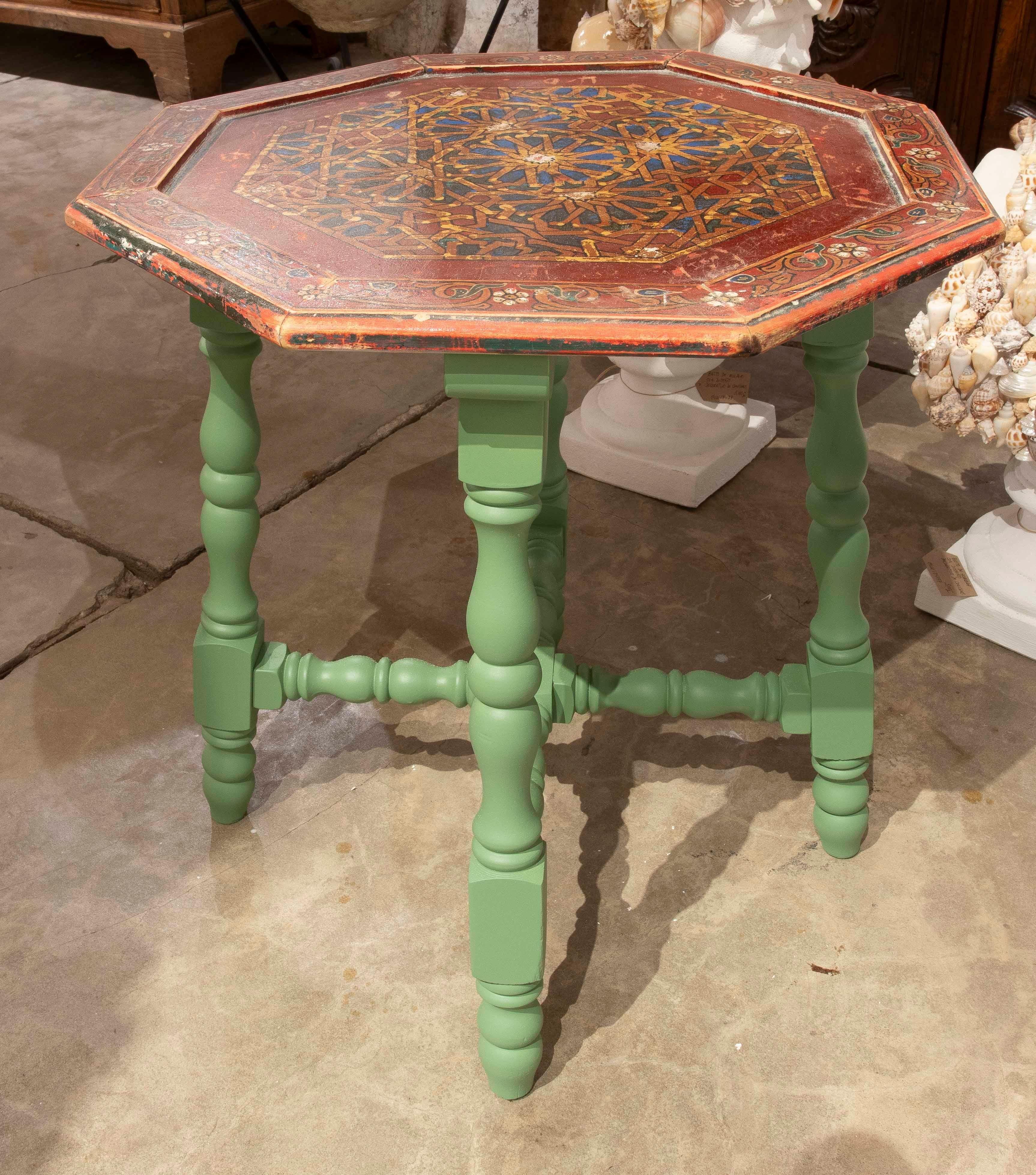 Mesa octogonal artesanal de los años 90 con base verde y tablero pintado a mano en venta 9