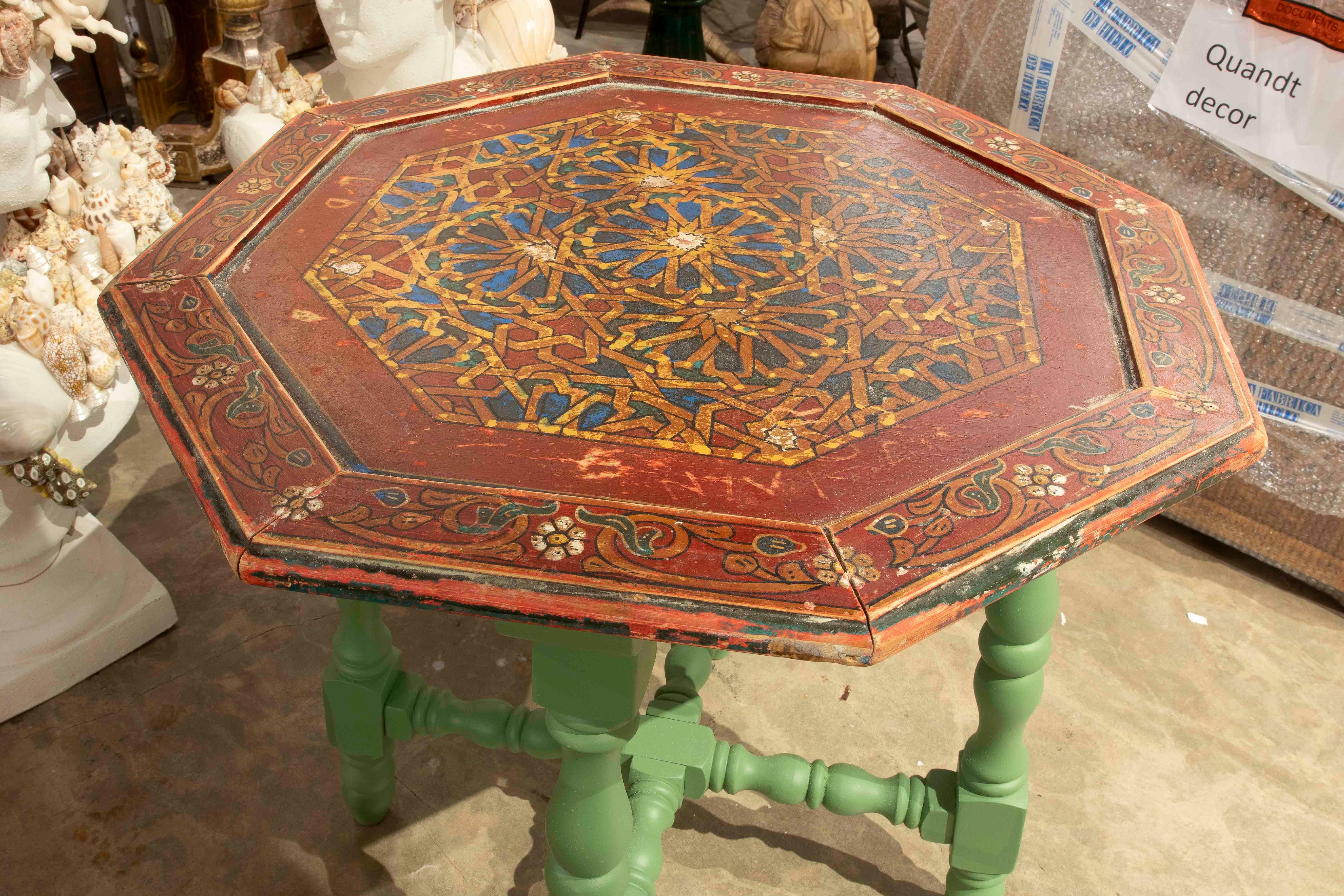 Mesa octogonal artesanal de los años 90 con base verde y tablero pintado a mano Marroquí en venta