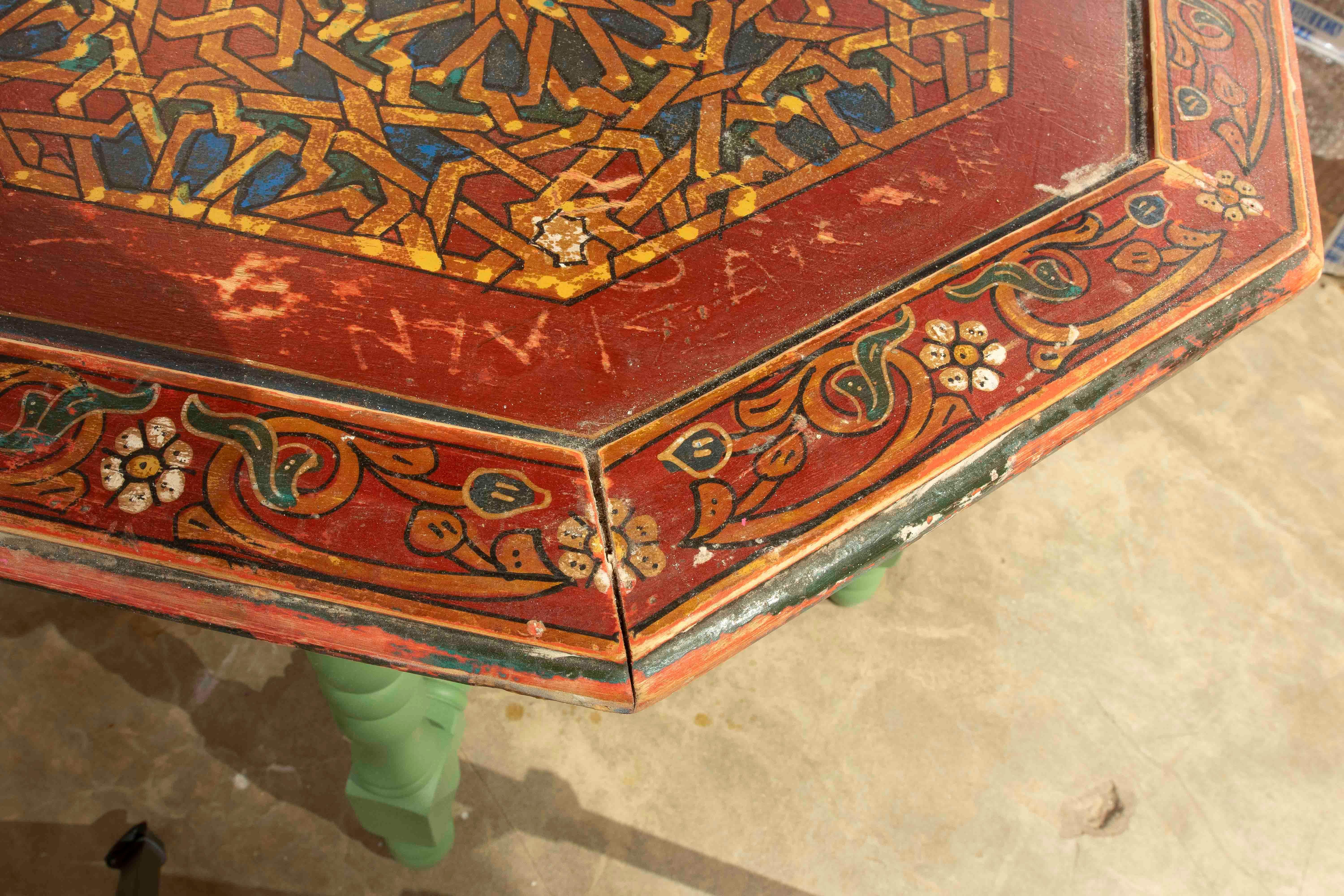 Mesa octogonal artesanal de los años 90 con base verde y tablero pintado a mano en Bueno estado para la venta en Marbella, ES