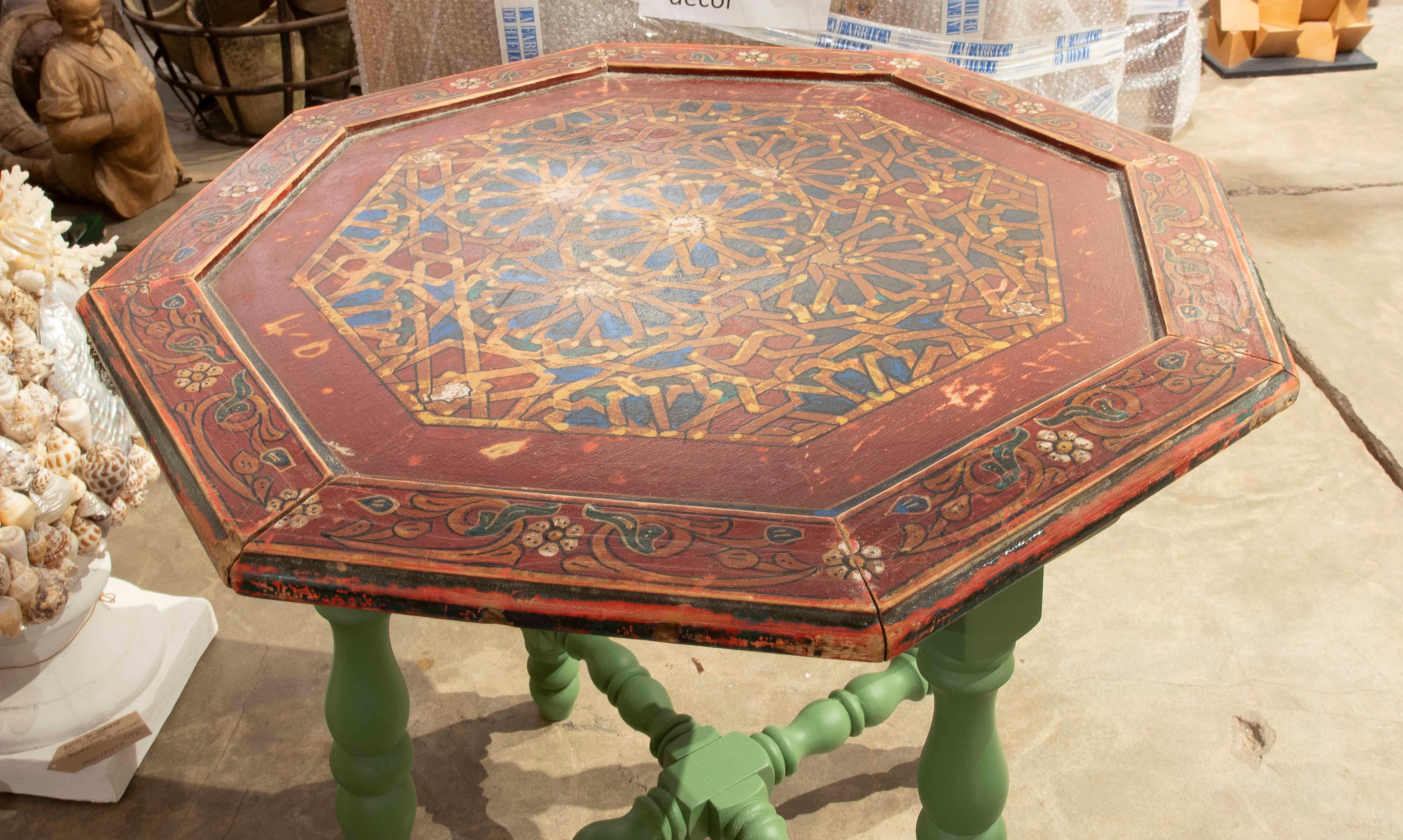Mesa octogonal artesanal de los años 90 con base verde y tablero pintado a mano siglo XX en venta