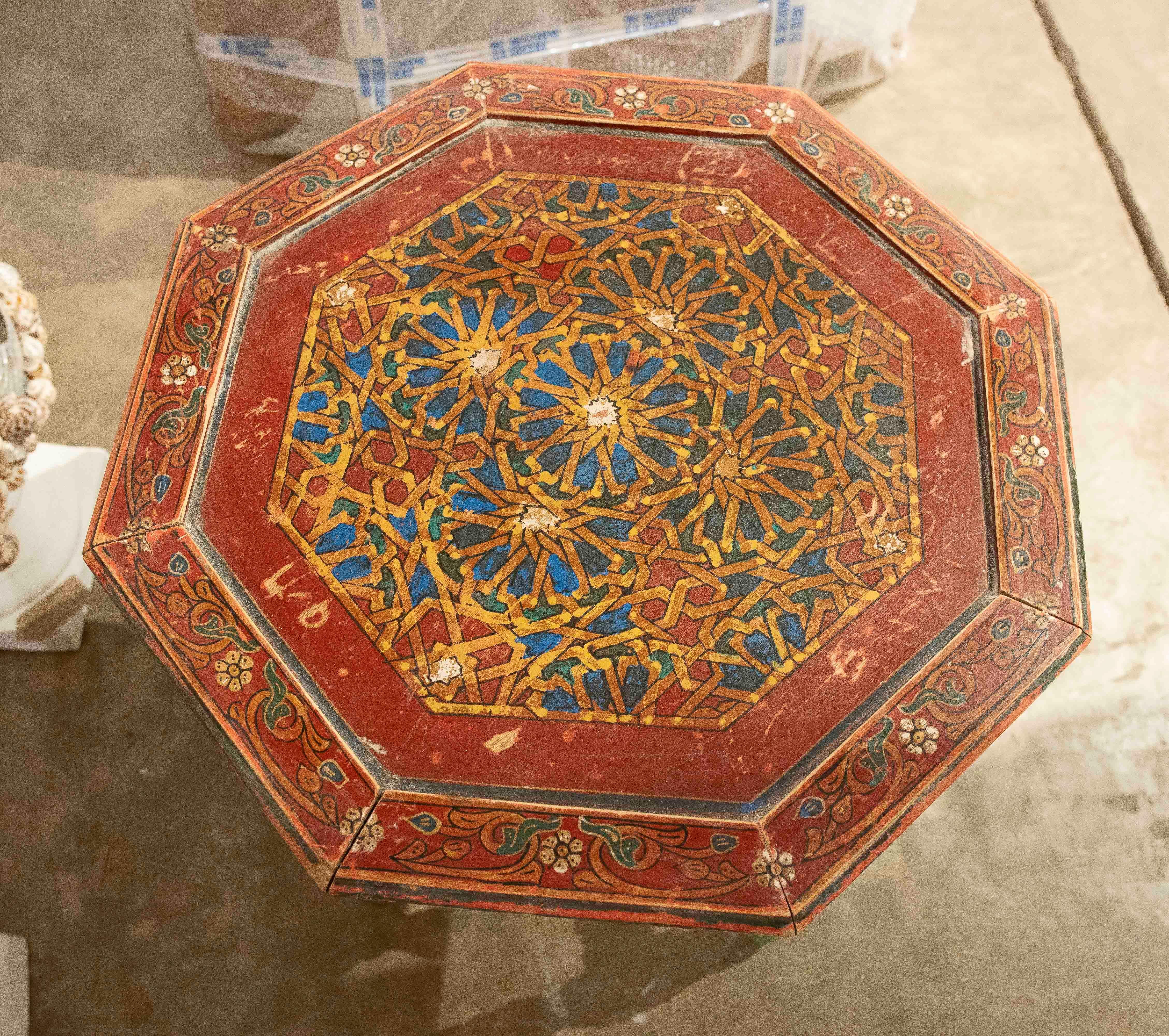 Mesa octogonal artesanal de los años 90 con base verde y tablero pintado a mano Madera en venta