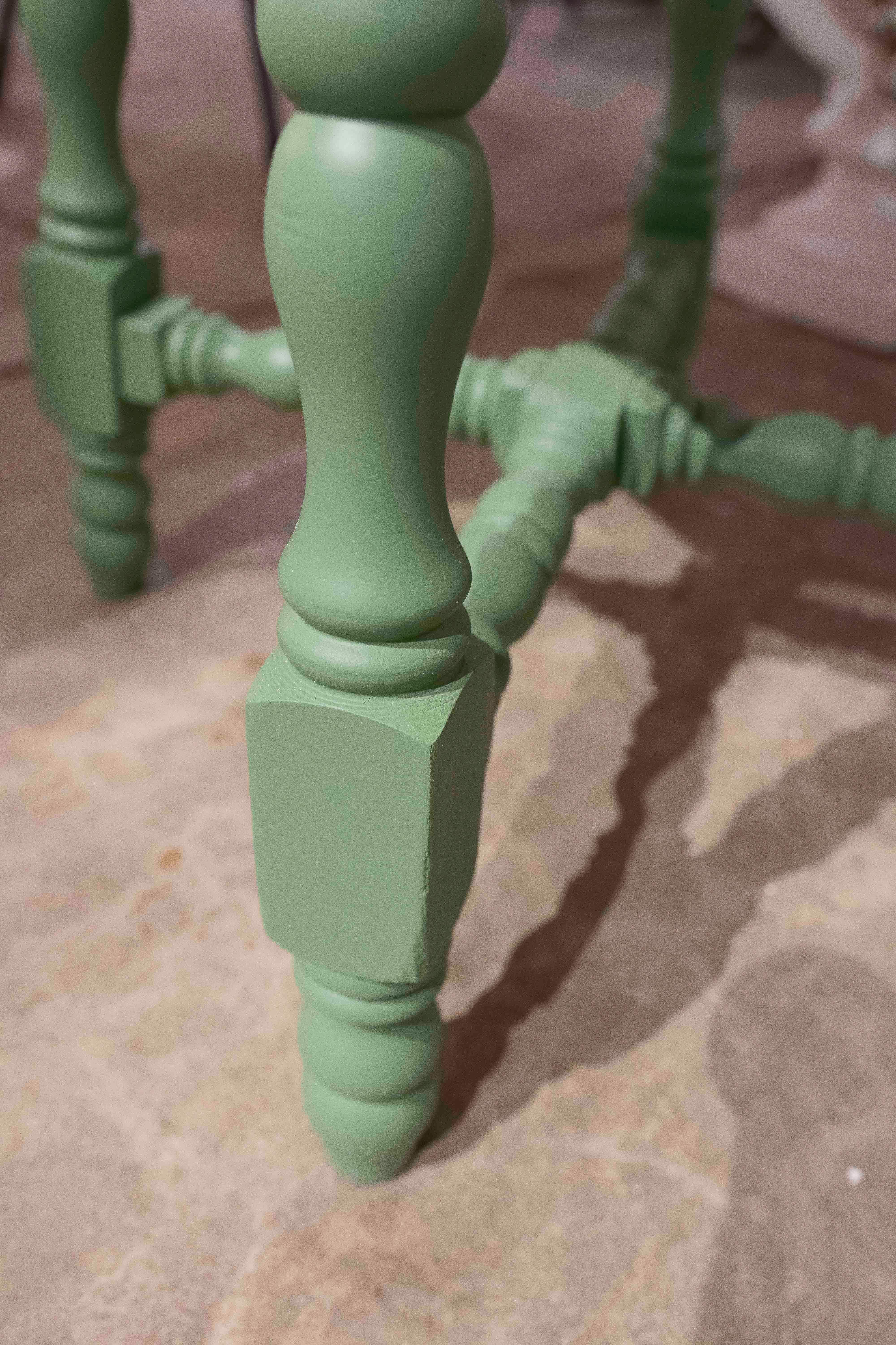 Mesa octogonal artesanal de los años 90 con base verde y tablero pintado a mano en venta 2