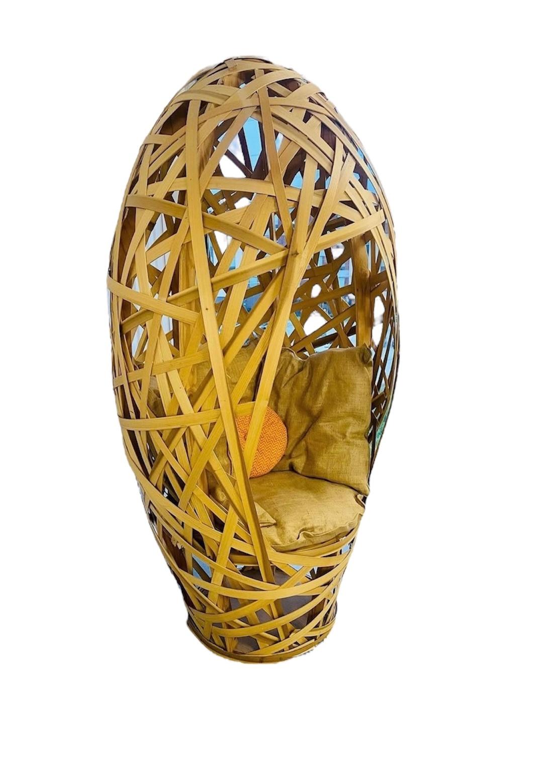 Bohème Chaise à œuf unique des années 1990, sculpturale et artisanale, en bois de bœuf avec structure en acier. en vente