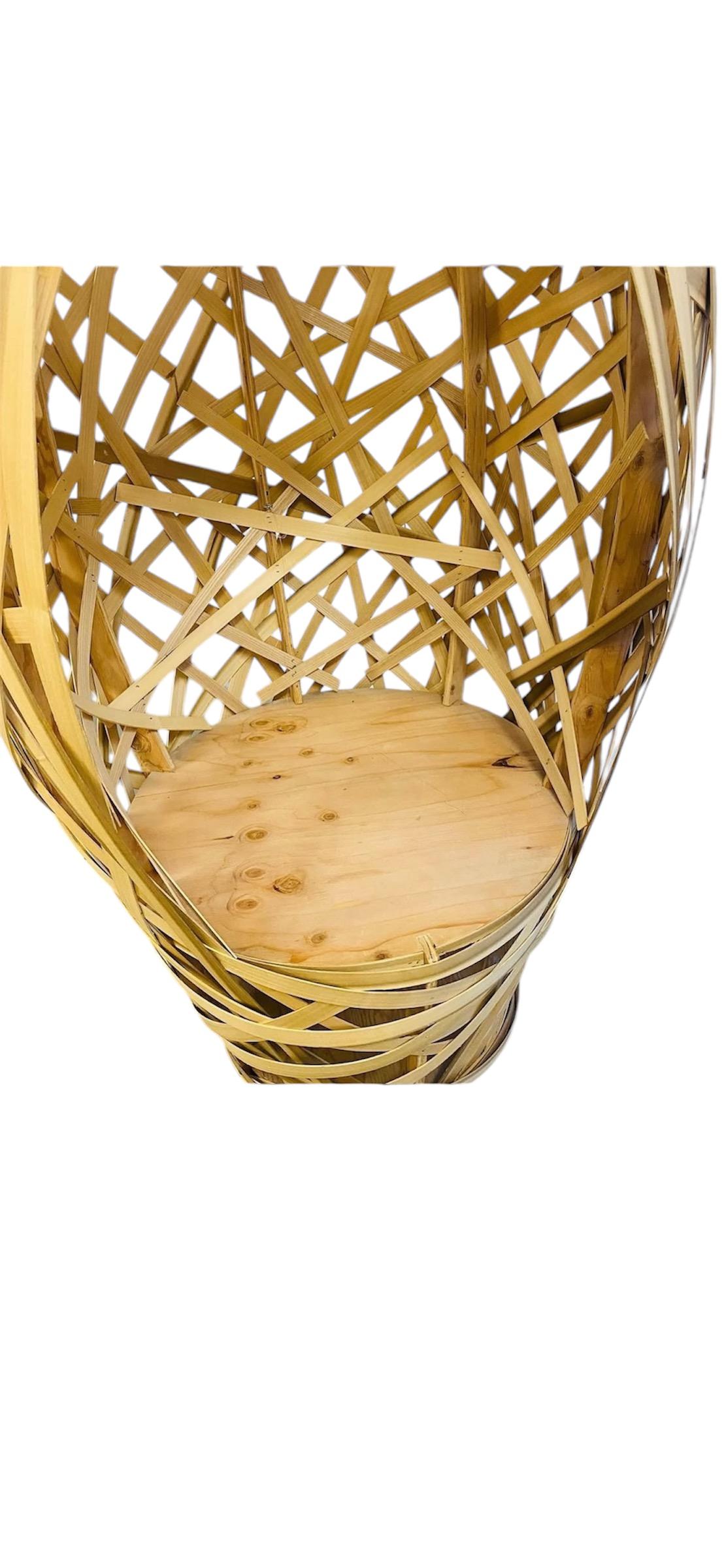 Fait main Chaise à œuf unique des années 1990, sculpturale et artisanale, en bois de bœuf avec structure en acier. en vente