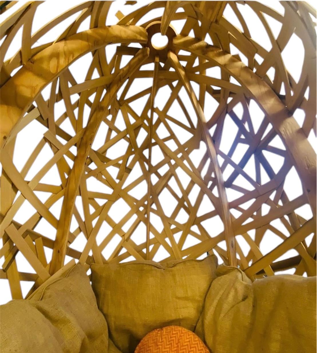 Chaise à œuf unique des années 1990, sculpturale et artisanale, en bois de bœuf avec structure en acier. Bon état - En vente à Stafford, TX