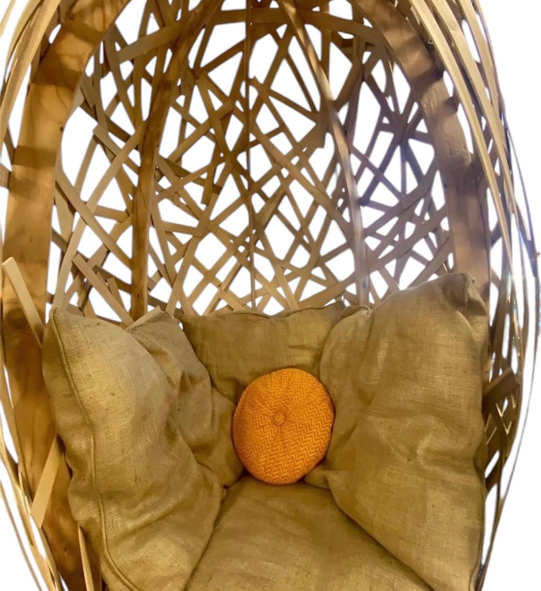 Fin du 20e siècle Chaise à œuf unique des années 1990, sculpturale et artisanale, en bois de bœuf avec structure en acier. en vente