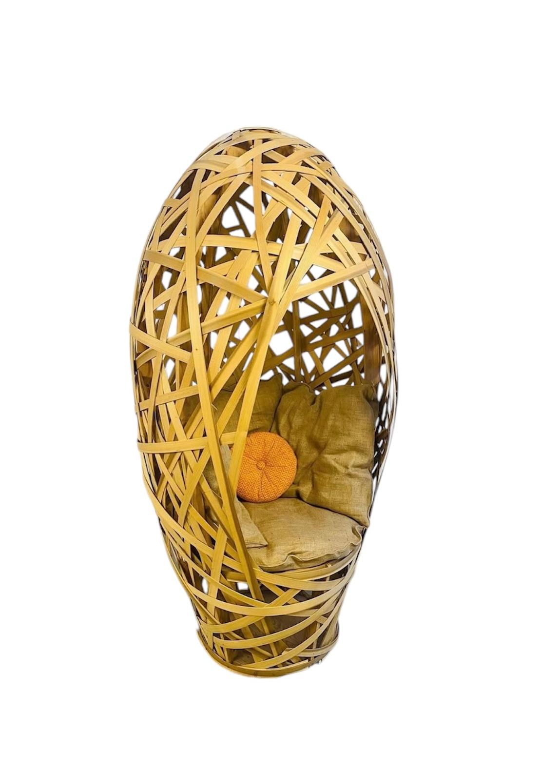 Acier Chaise à œuf unique des années 1990, sculpturale et artisanale, en bois de bœuf avec structure en acier. en vente