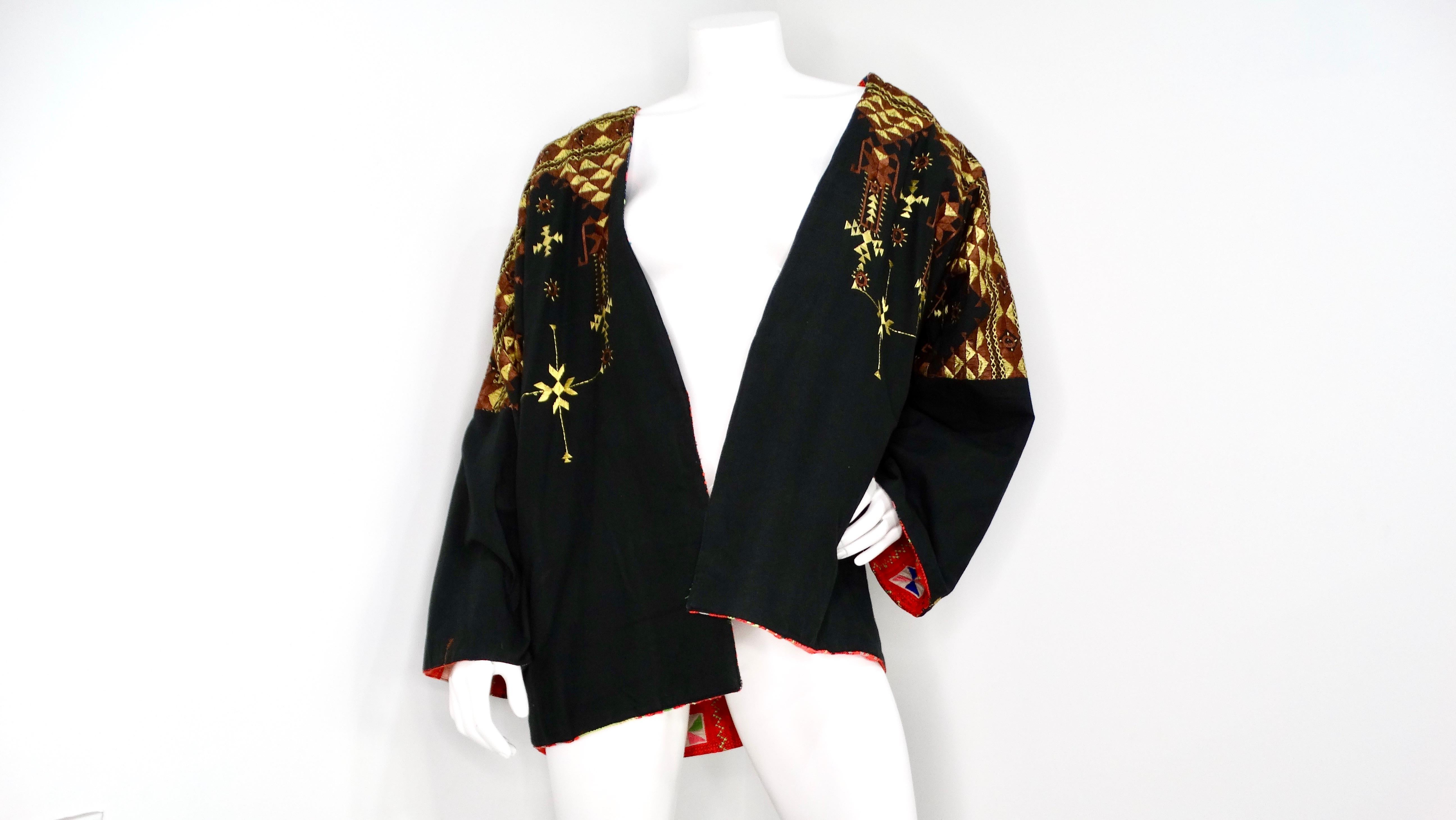 Replongez dans la mode vibrante et éclectique des années 1990 avec cette superbe veste réversible fabriquée à la main par un artisan guatémaltèque. L'une des faces est ornée d'un patchwork multicolore de motifs complexes, reflétant parfaitement le