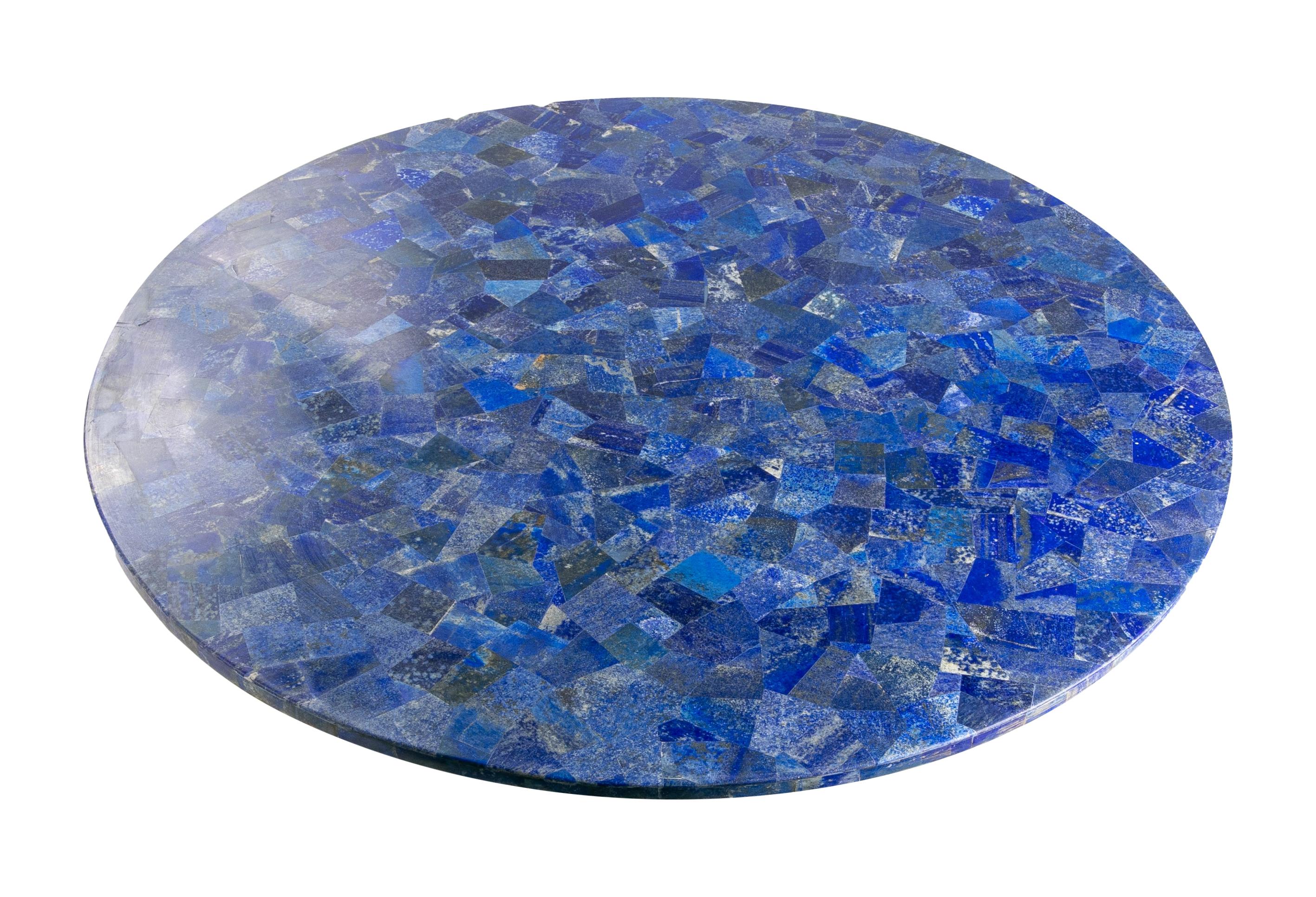 plateau de table rond en mosaïque de pierres semi-précieuses lapis lazuli, fait main dans les années 1990, avec un noyau en marbre massif. 

