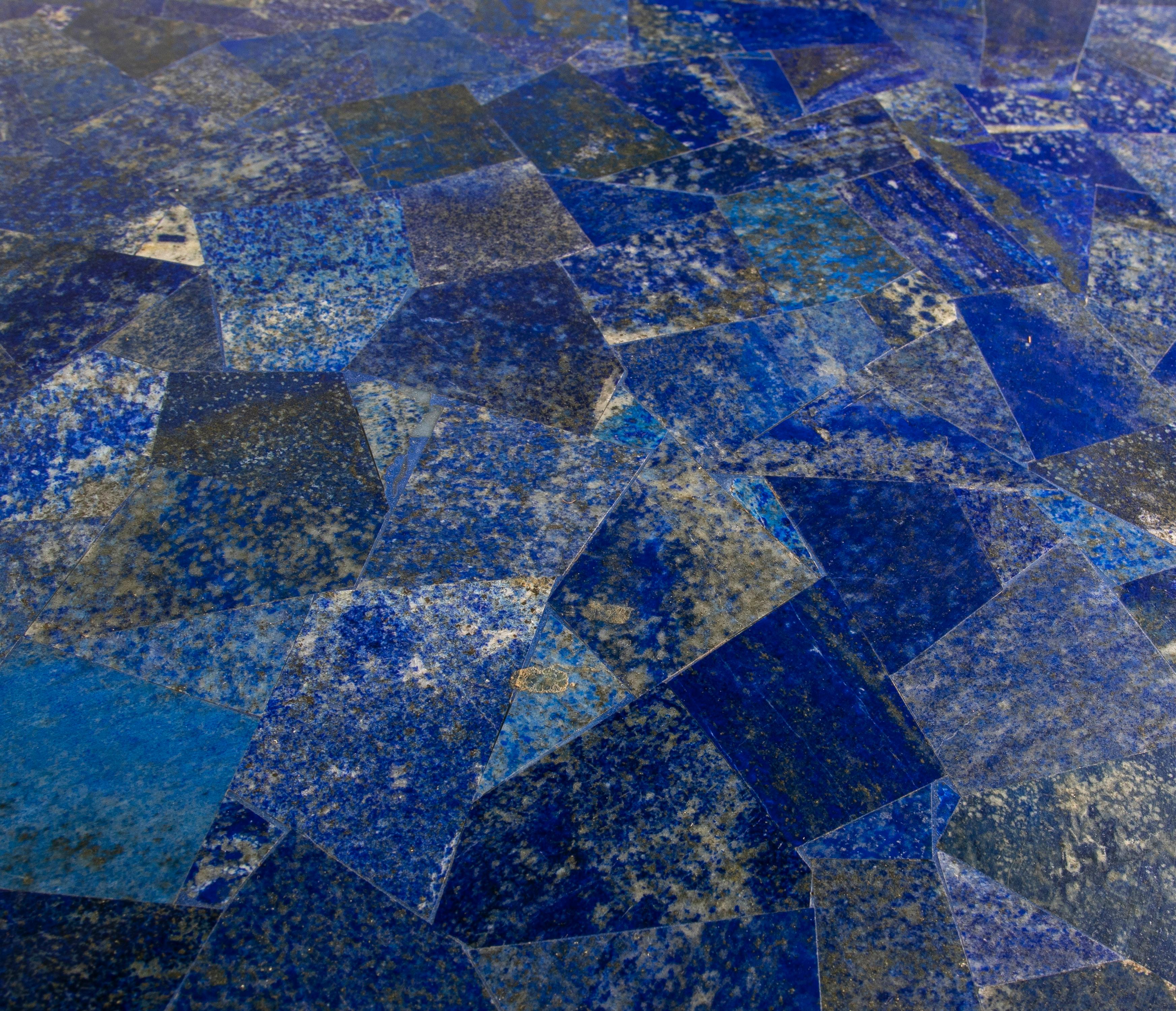 20ième siècle Haut de table rond en mosaïque de pierres semi-précieuses et de lapis-lazuli, fait à la main, années 1990 en vente