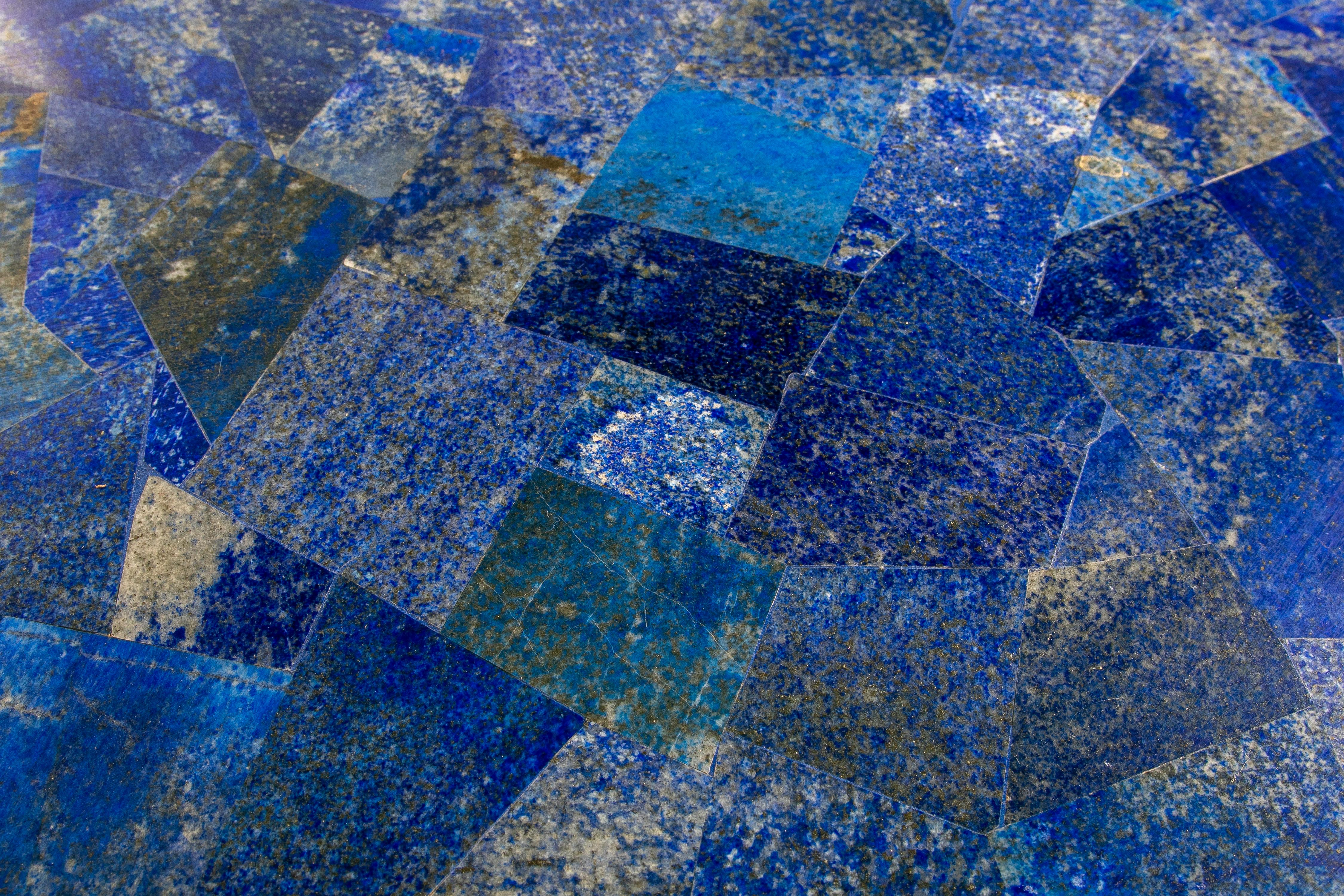 Lapis-lazuli Haut de table rond en mosaïque de pierres semi-précieuses et de lapis-lazuli, fait à la main, années 1990 en vente