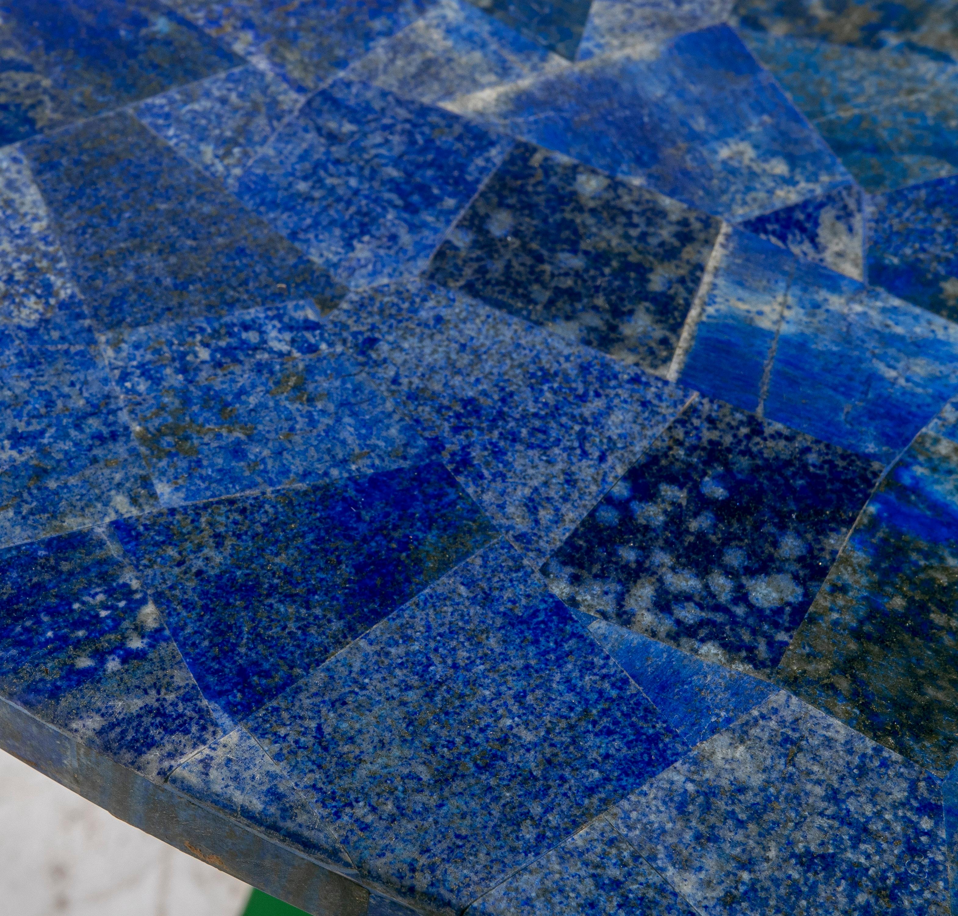 Haut de table rond en mosaïque de pierres semi-précieuses et de lapis-lazuli, fait à la main, années 1990 en vente 2