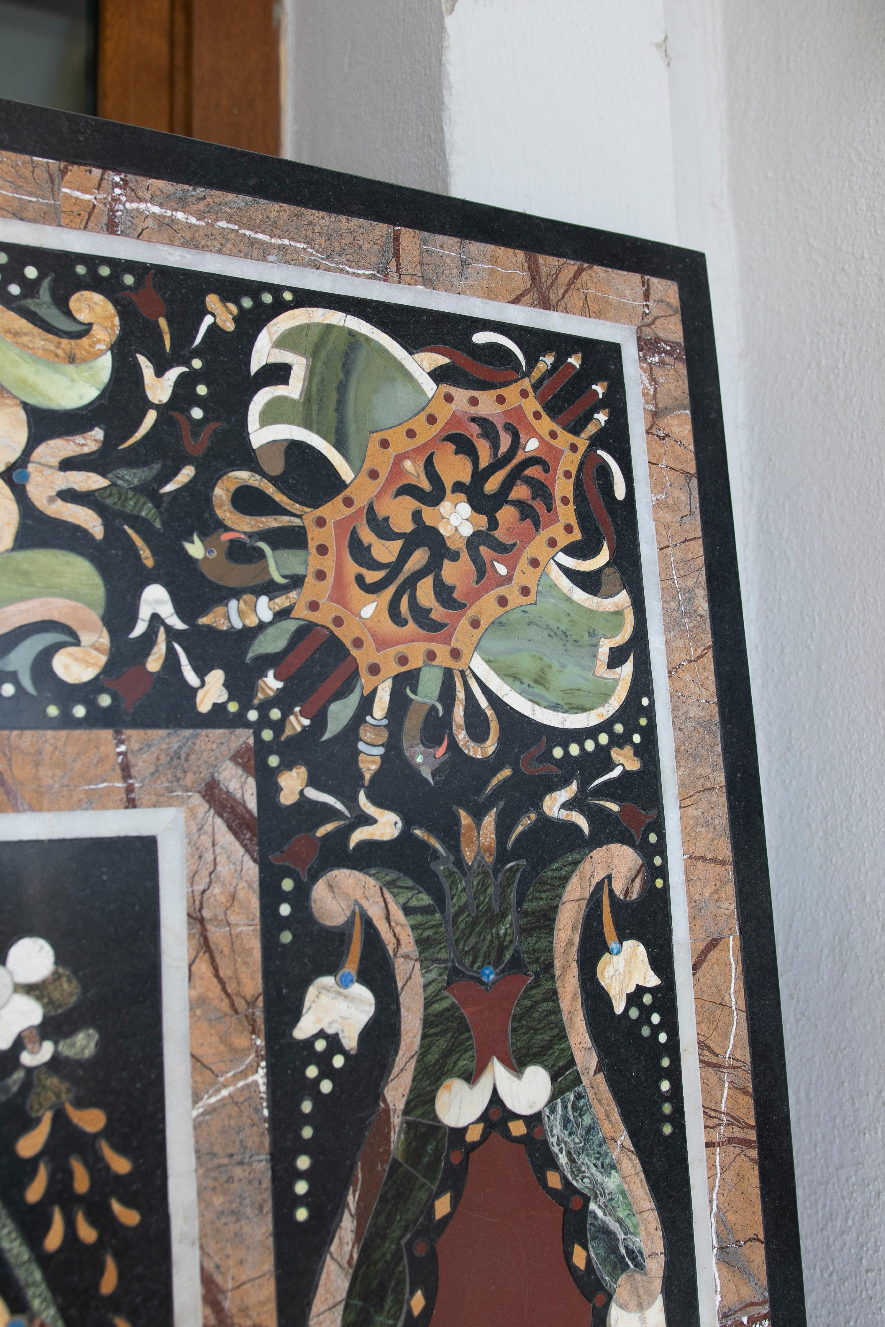 1990er Jahre Handgefertigte Pietra Dura Mosaik-Intarsien-Marmor-Tischplatte 1990er Jahre (20. Jahrhundert) im Angebot