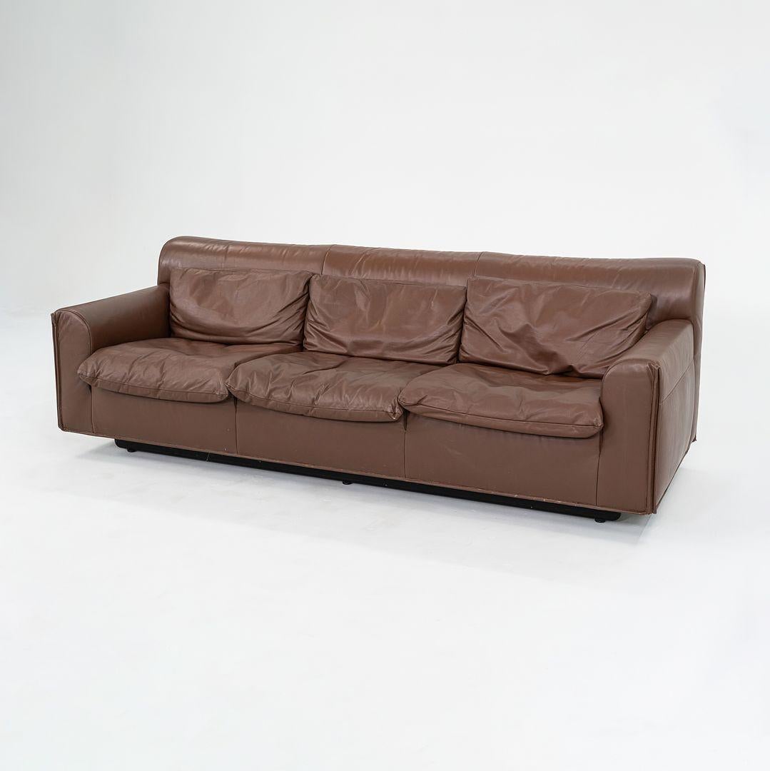 Es handelt sich um ein originales Heli-Dreisitzer-Sofa, das 1983 von Otto Zapf für Knoll International entworfen wurde. Dieses Exemplar wurde Anfang der 1990er Jahre in der Tschechoslowakei hergestellt und ist noch mit dem originalen pilzbraunen