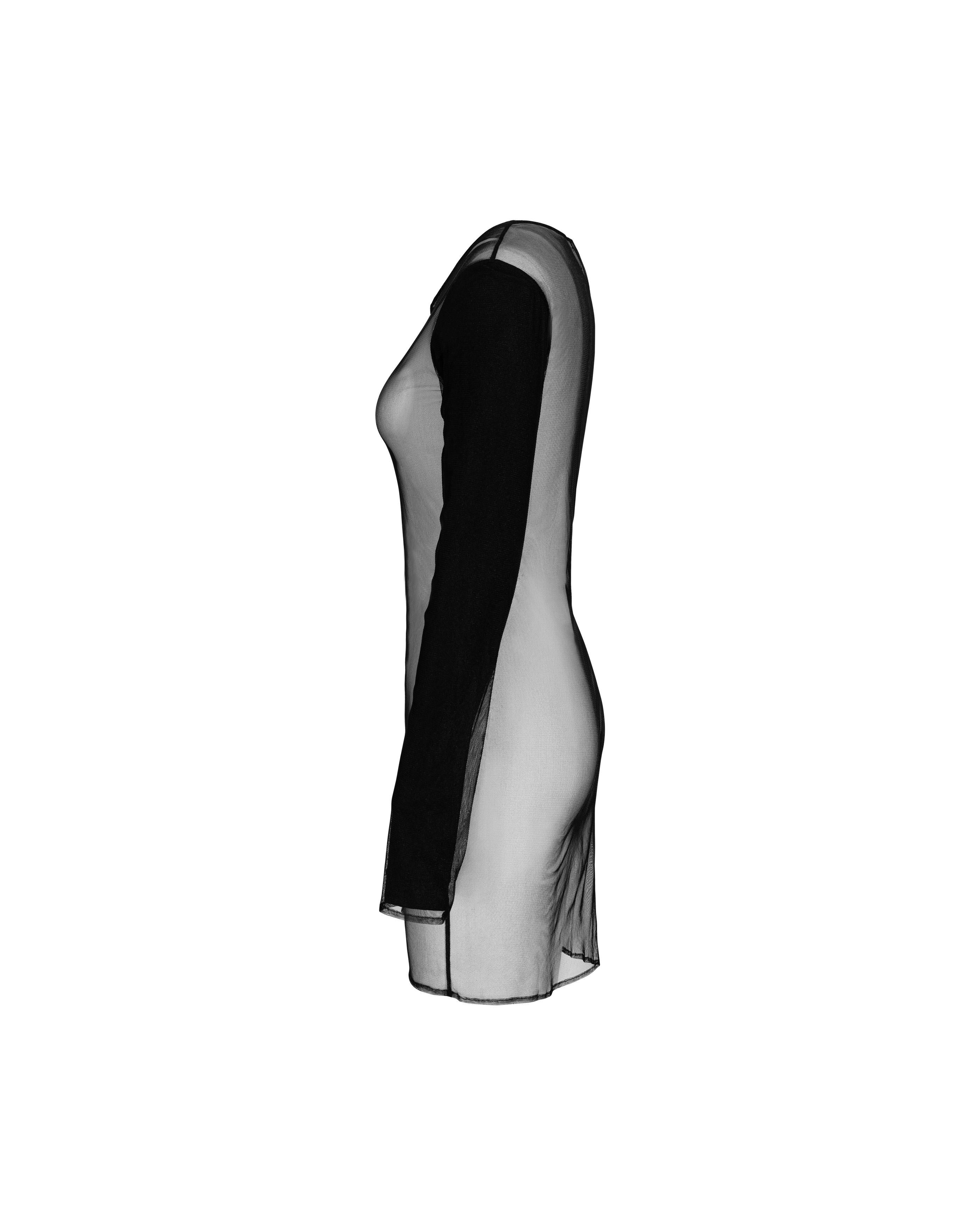 Mini robe Helmut Lang des années 1990 en maille noire avec manches noires. Mini robe droite à manches longues et col ras du cou, avec des manches noires superposées qui commencent juste en dessous des épaules. La superposition de maille se poursuit
