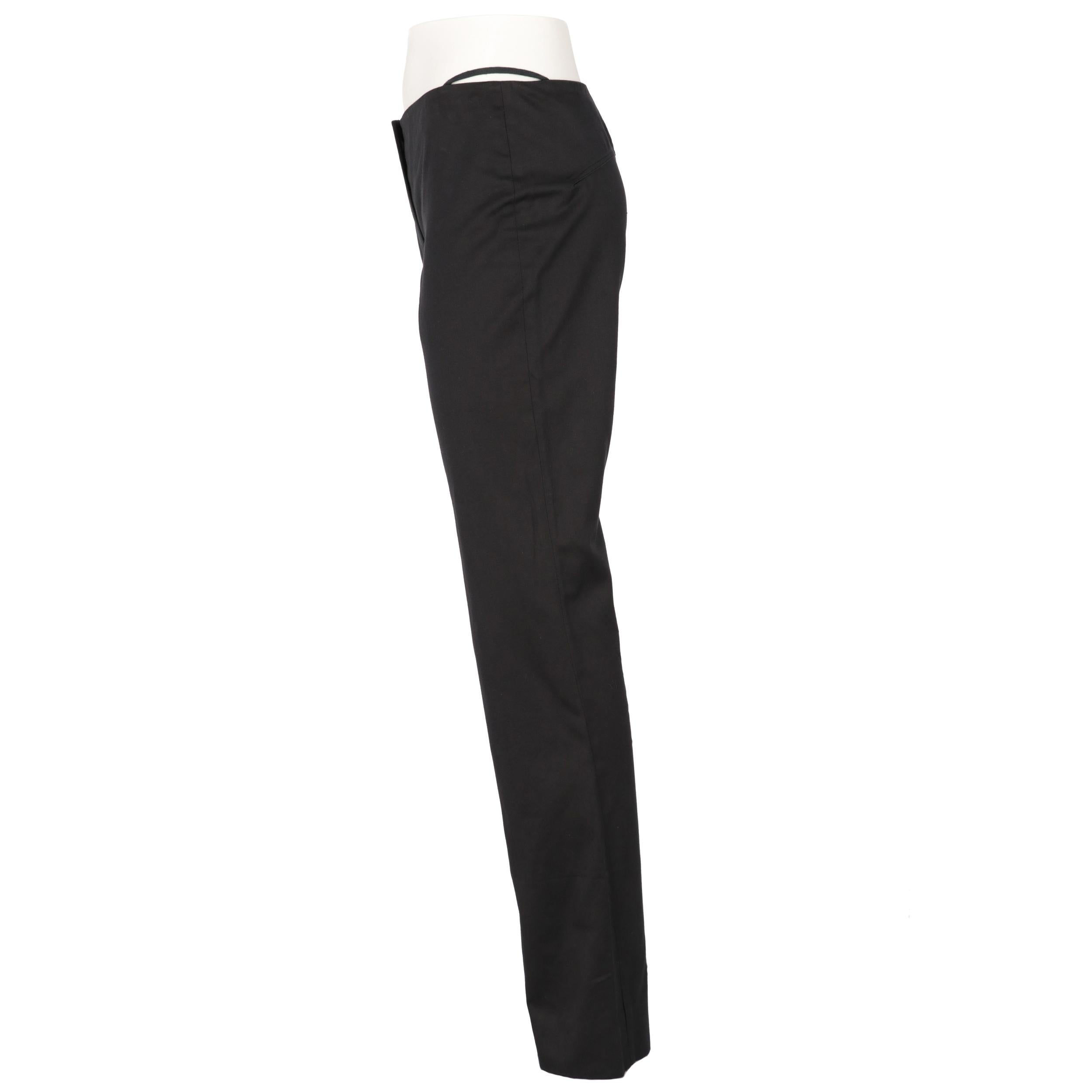 Helmut Lang black cotton trousers. Mid-rise model, straight cut and visible side waist details. Front closure with hook and buttons.

The product has some halos on the fabric, as shown in the pictures.
Years: 90s

Made in Italy

Size: 40 IT

Flat