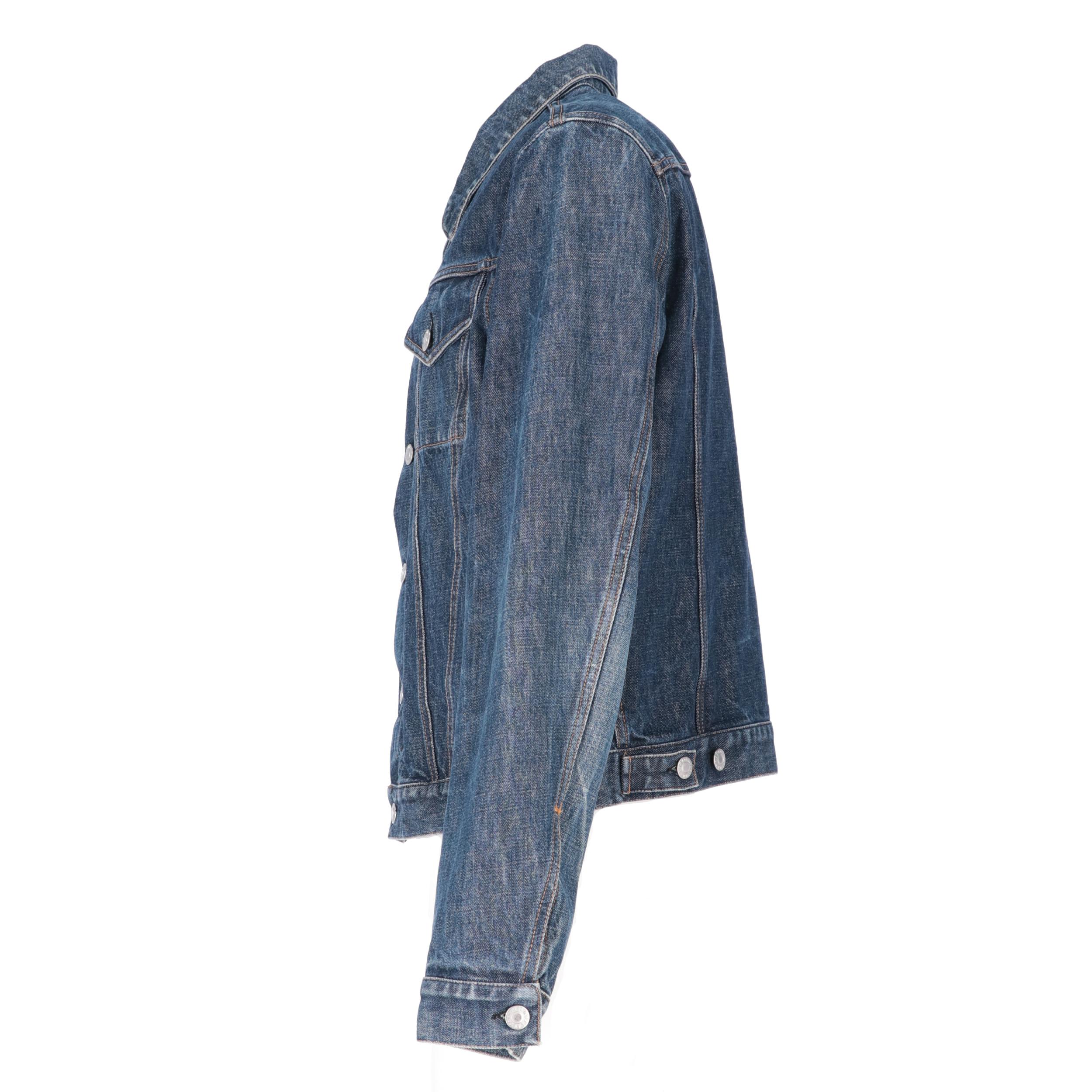 Helmut Lang blue denim jacket. Classic collar, front closure with logoed metal buttons, cuffs with button and two front pockets with flap and button.
Years: 90s

Size: 50 IT

Flat measurements

Height: 58 cm
Bust: 54 cm
Shoulders: 48 cm
Sleeves: 66