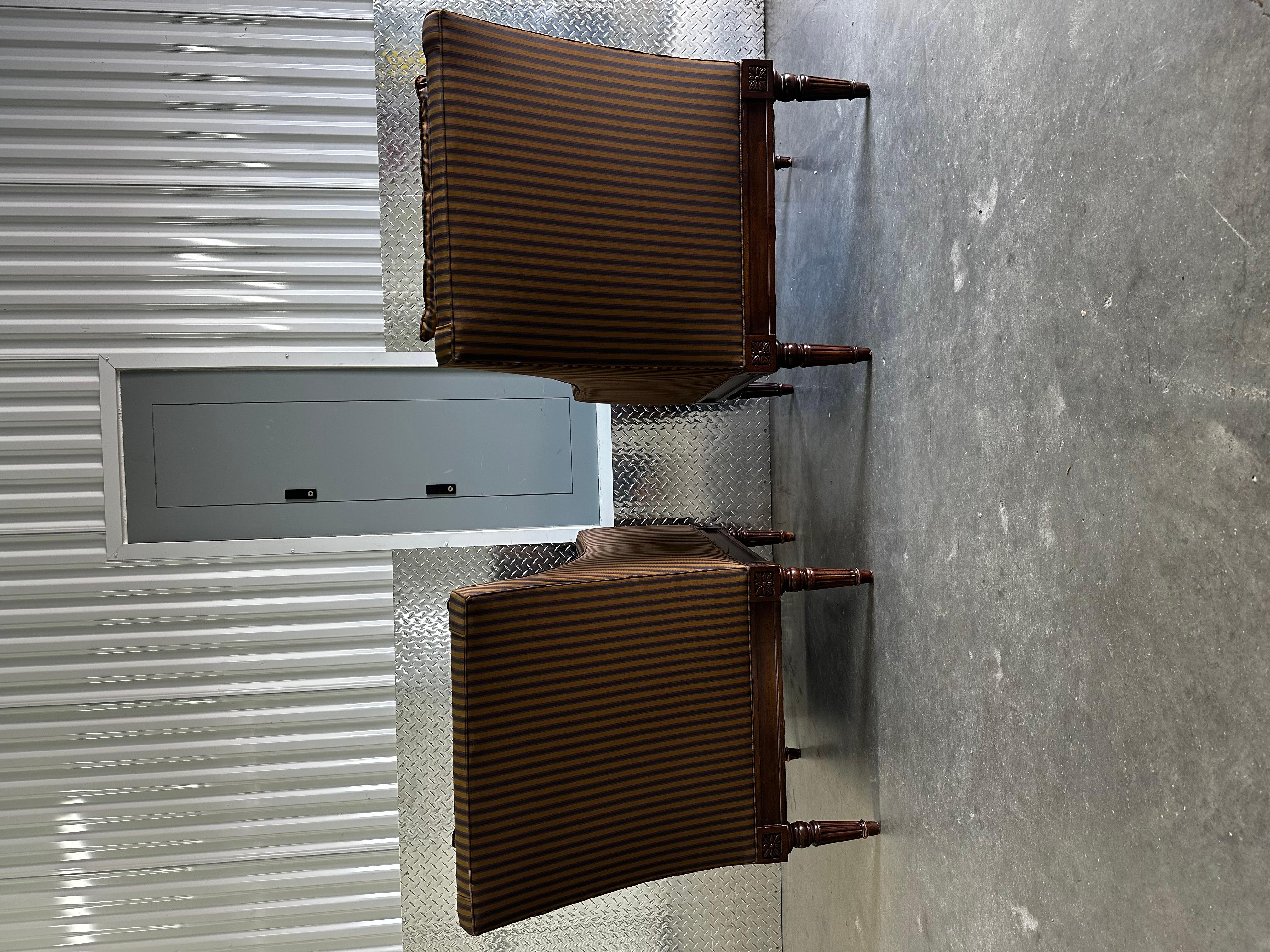 Sedie da club in stile neoclassico Henderson Stripes Down degli anni '90, Set di 2 In condizioni buone in vendita a Fort Lauderdale, FL