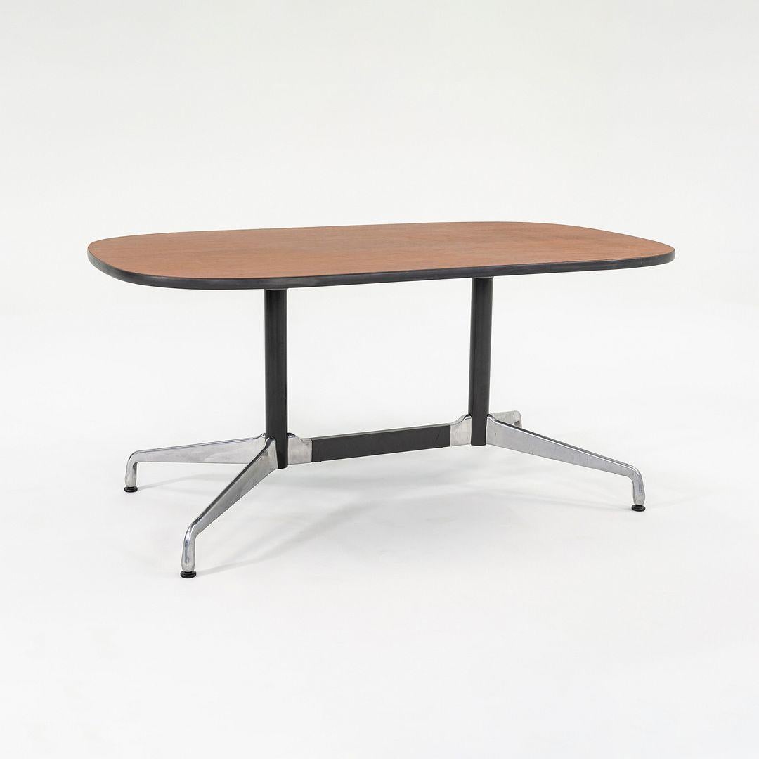 Il s'agit d'une table de conférence segmentée, modèle ET149, initialement conçue par Ray et Charles Eames pour Herman Miller en 1964. Ces pièces datent des années 1990. Le prix indiqué comprend une table, et nous avons deux tables disponibles à