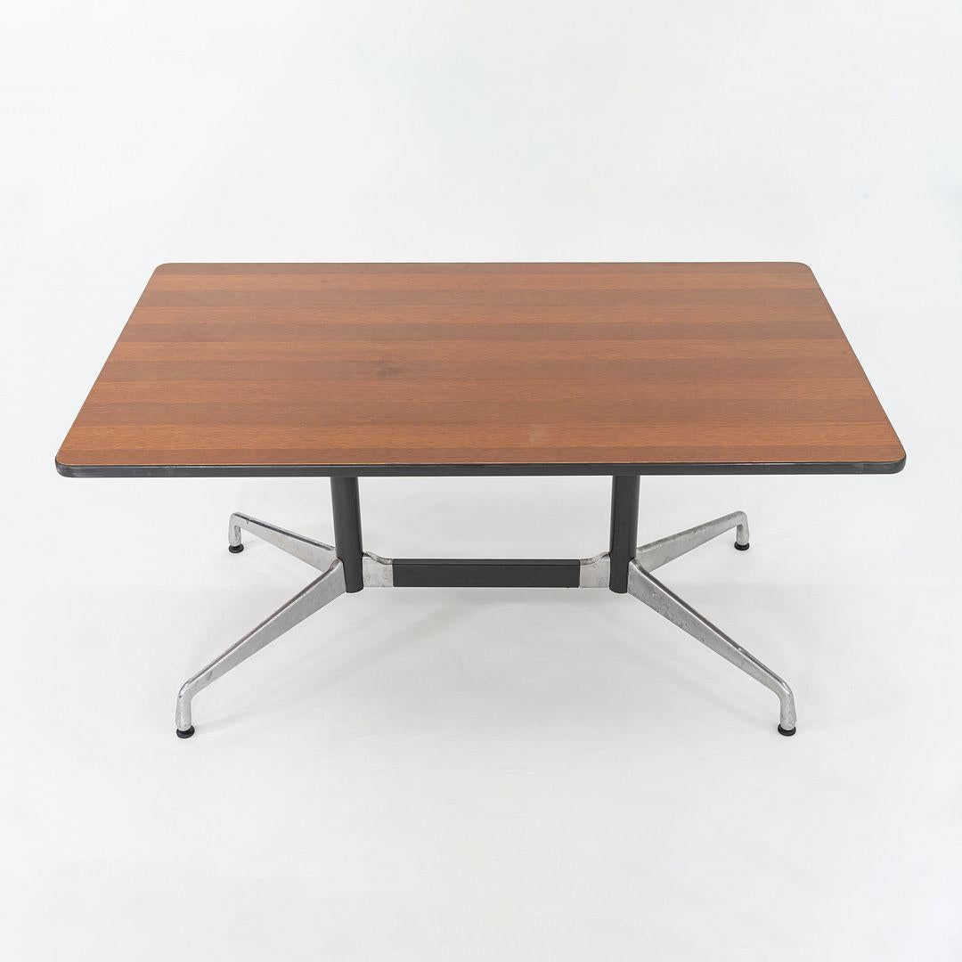 1990 Table de salle à manger / table de conférence segmentée en chêne foncé de Herman Miller en vente 3
