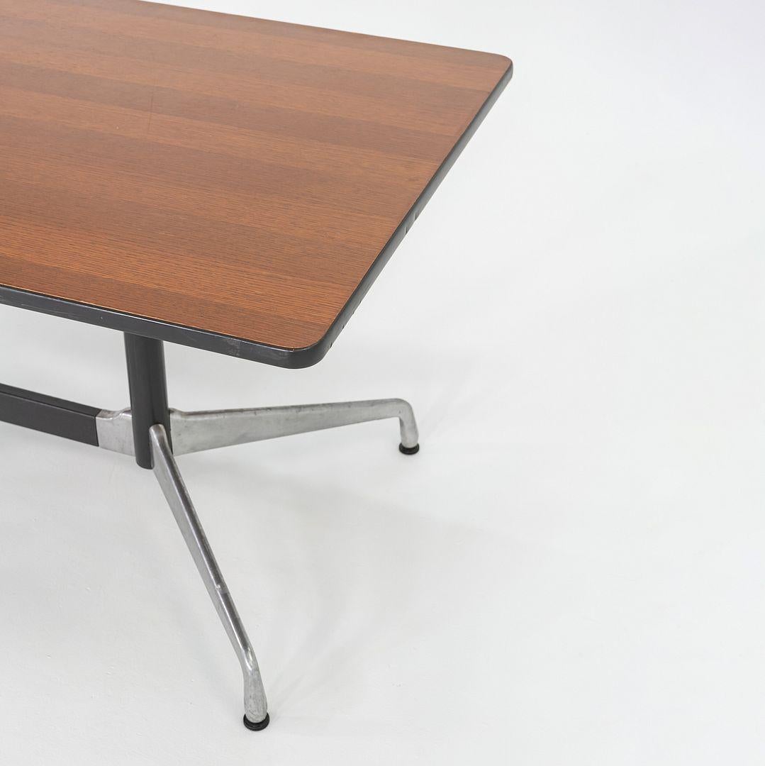 Il s'agit d'une table de conférence segmentée, modèle ET142, initialement conçue par Ray et Charles Eames pour Herman Miller en 1964. Ces pièces datent des années 1990. Elles se caractérisent par un plateau rectangulaire en chêne foncé et des bases