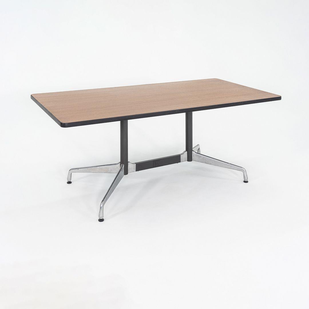 Se trata de una Mesa de comedor de conferencia segmentada, modelo ET143, diseñada inicialmente por Ray y Charles Eames para Herman Miller en 1964. Estos ejemplos concretos datan de la década de 1990. Estas piezas tienen un tablero rectangular