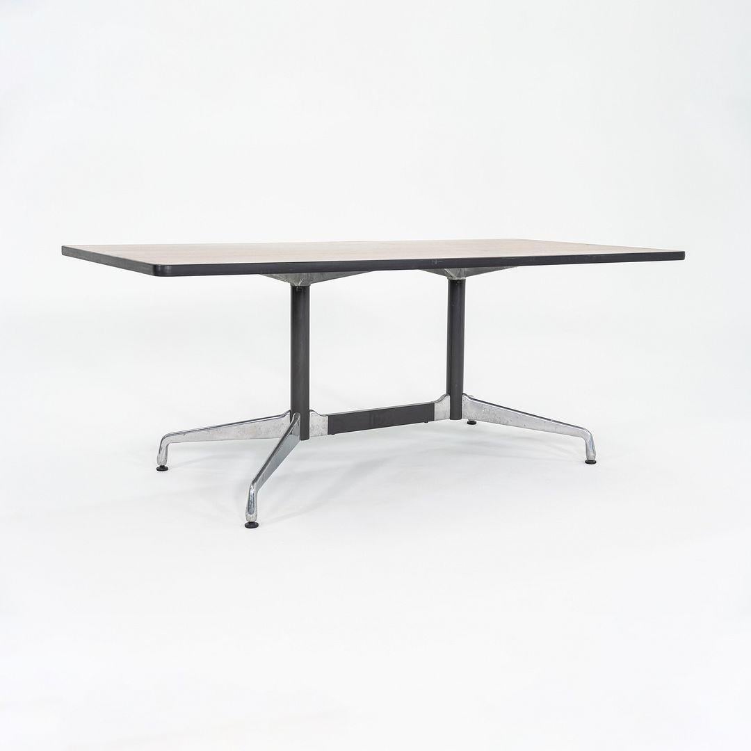 Mesa de comedor segmentada / mesa de conferencias Herman Miller Eames de los años 90 en roble oscuro Moderno en venta